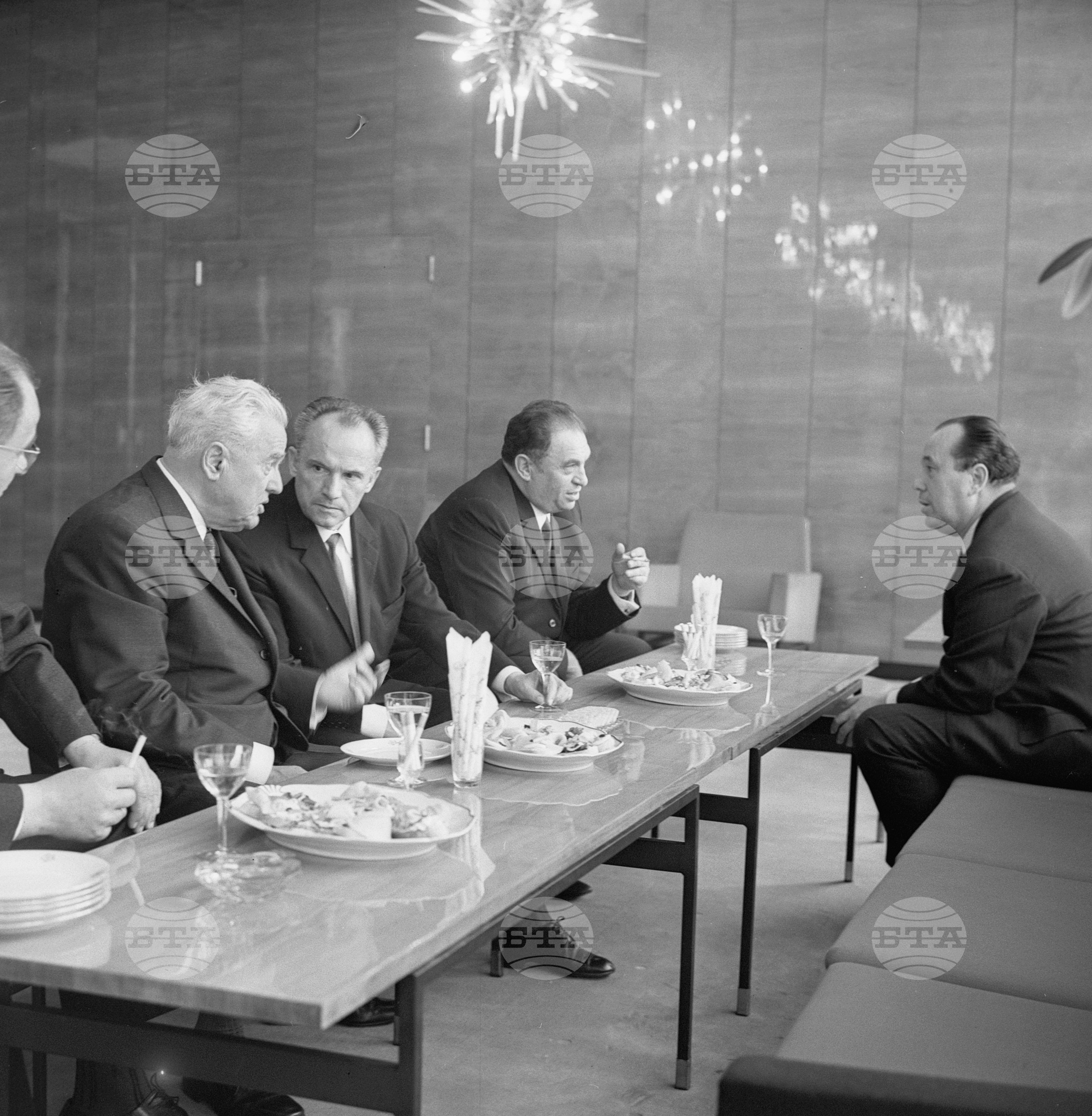 Награждаване на Боян Българанов и Владимир Бонев с чехословашки ордени