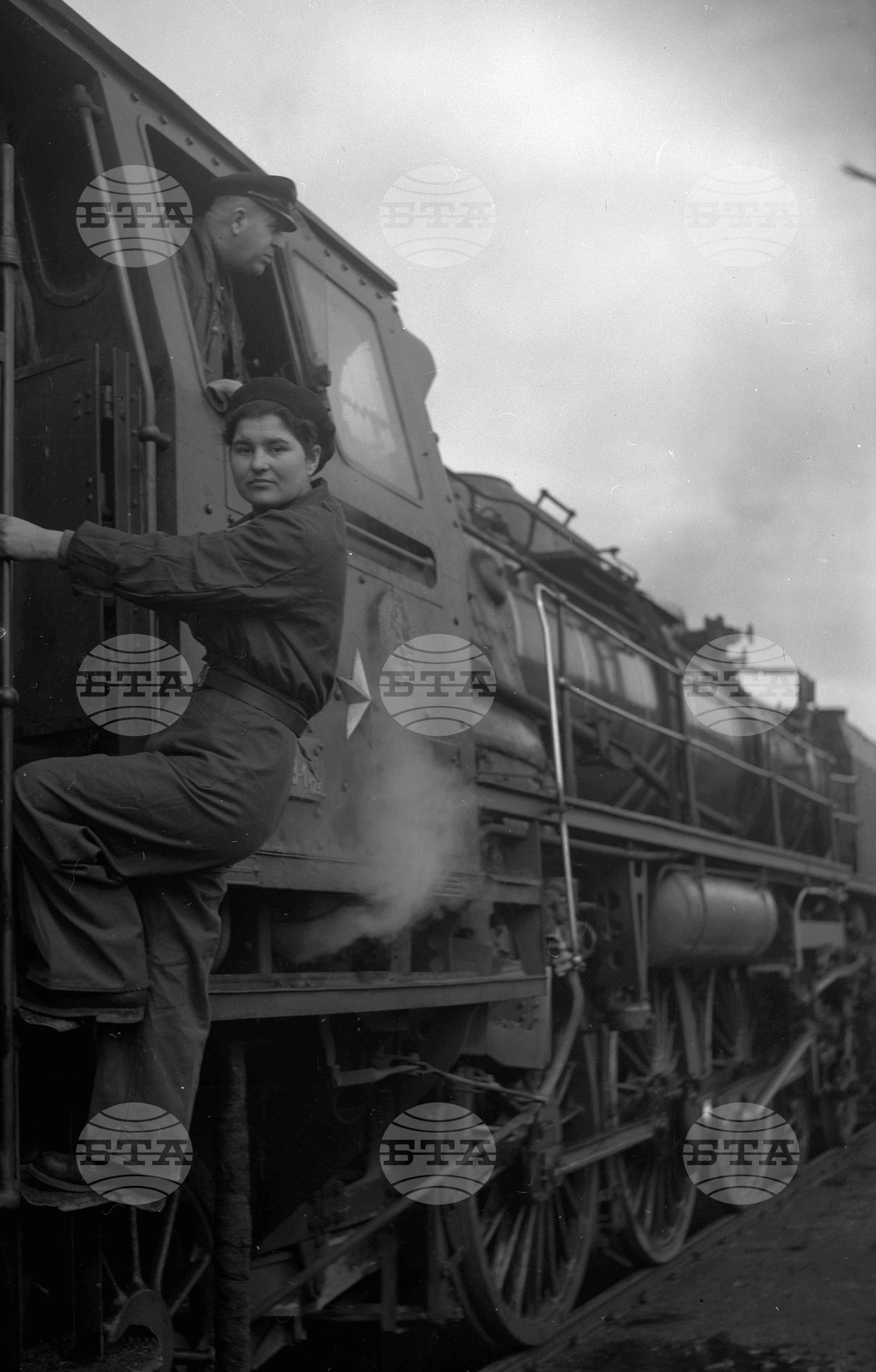 Първата жена локомотивен машинист у нас - 1953 година
