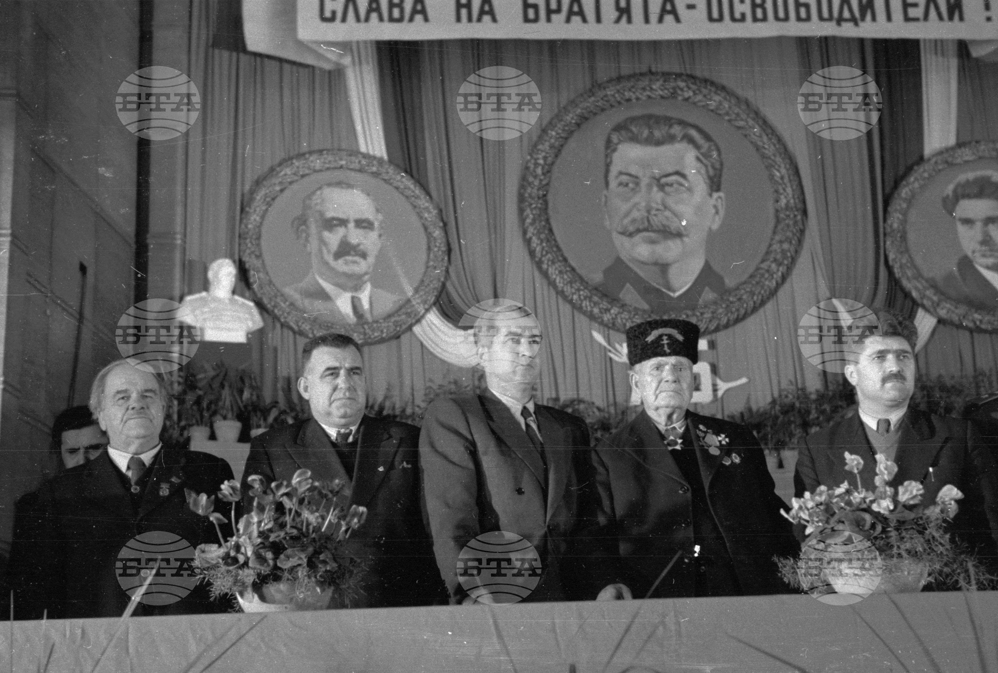 Тържествено събрание в зала „България" по случай 75-годишнината от освобождението на София