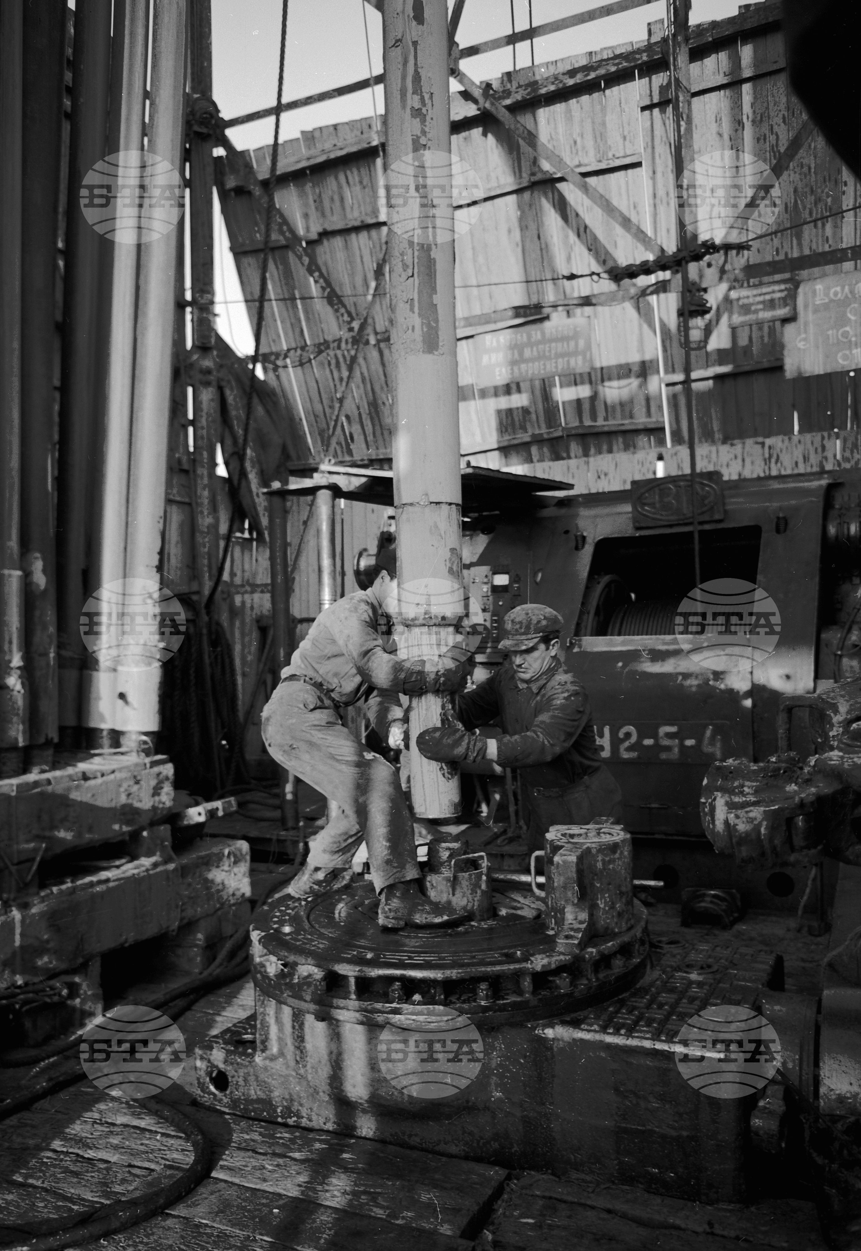 Нефтодобивници - Сондажна апаратура "Р-5" село Долни Дъбник