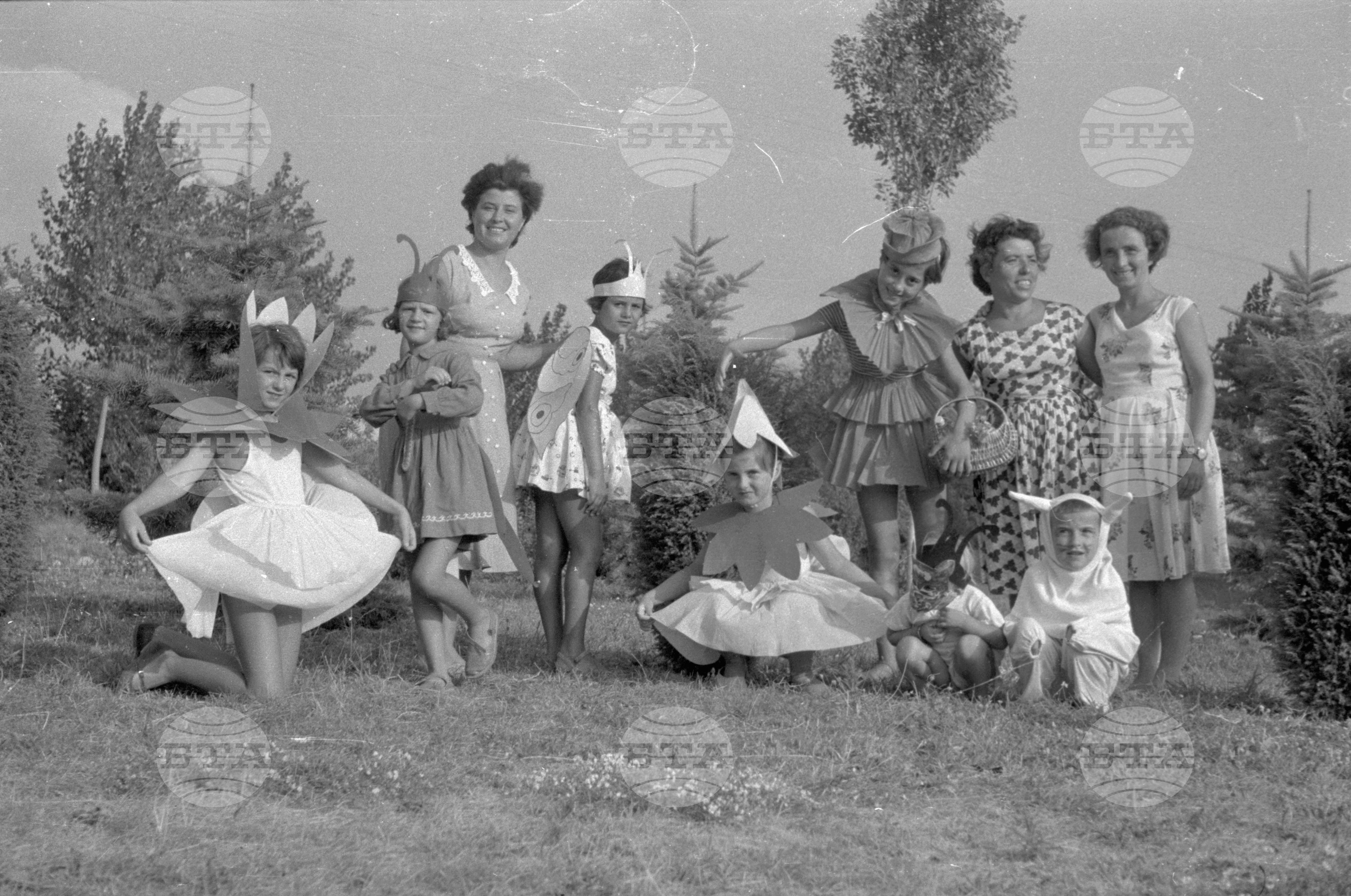 Пионери от Министерството на земеделието на плажа в Несебър 1962г