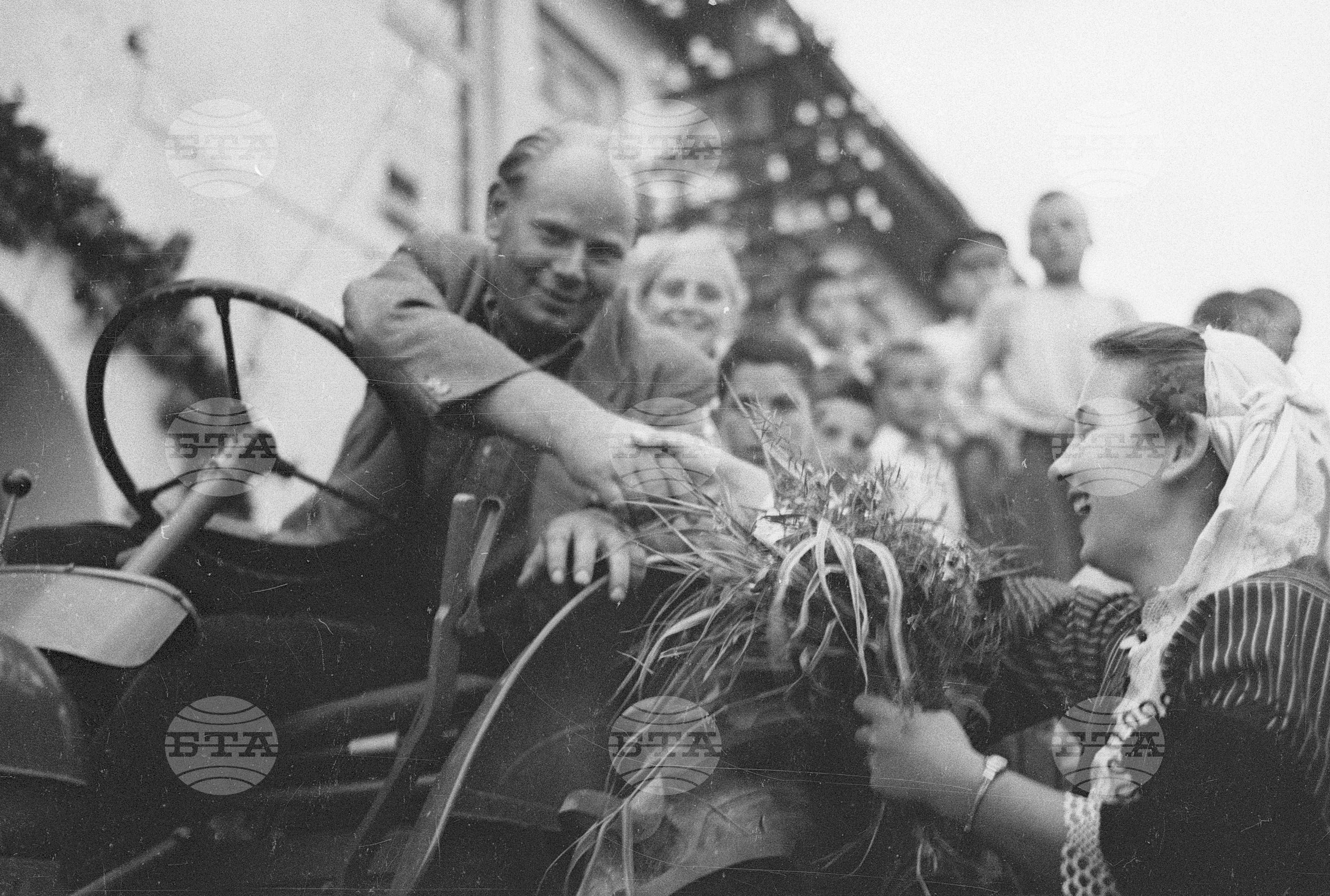 Подаряване на трактори в Поповица, 1951