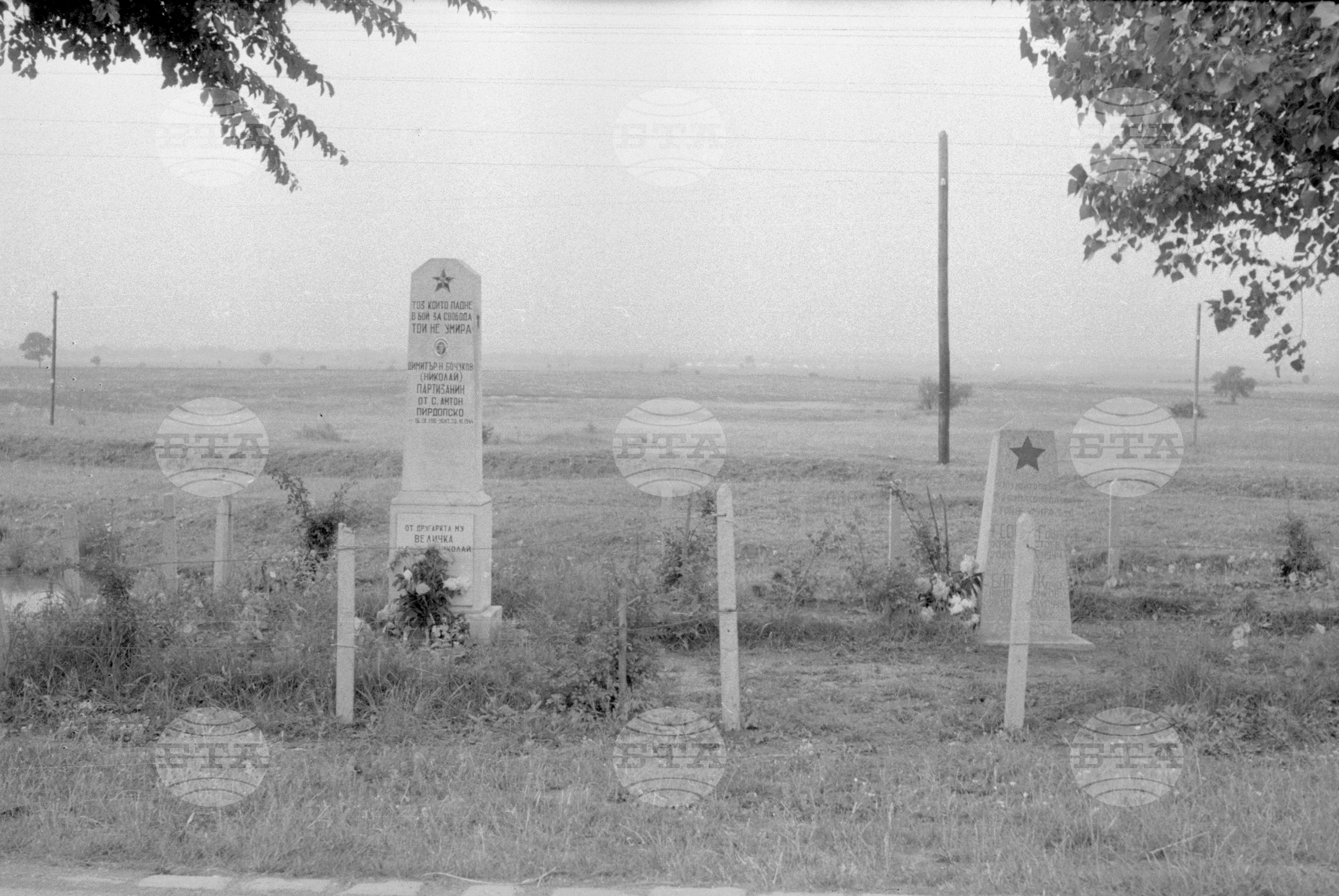 Паметниците на Димитър Н.Бочуков и Благой Николов от село Доганово, Софийско