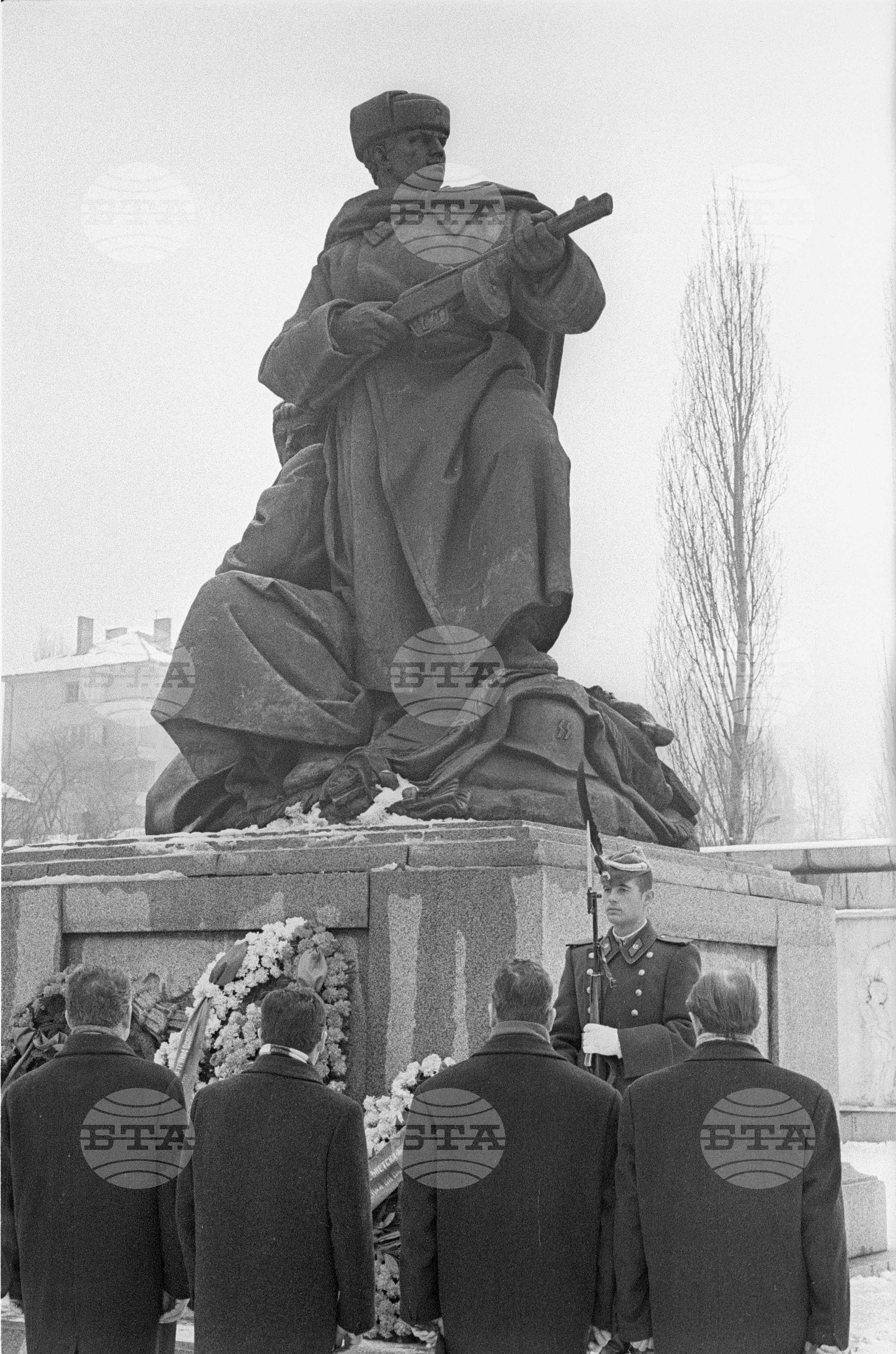 Полагане венци пред Паметника-костница в кв."Лозенец"