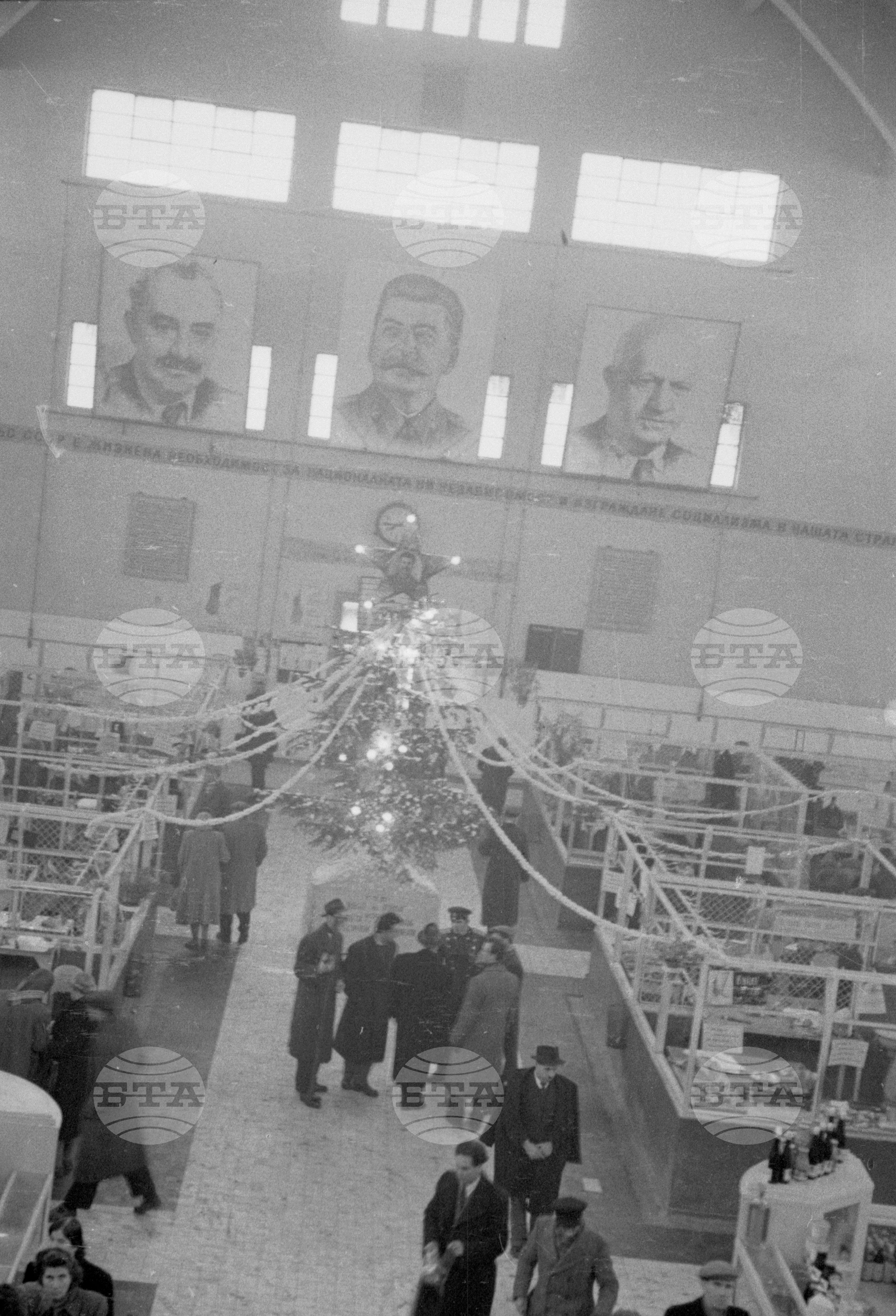 В хранителен магазин пълен с пазаруващи клиенти за новогодишните празници