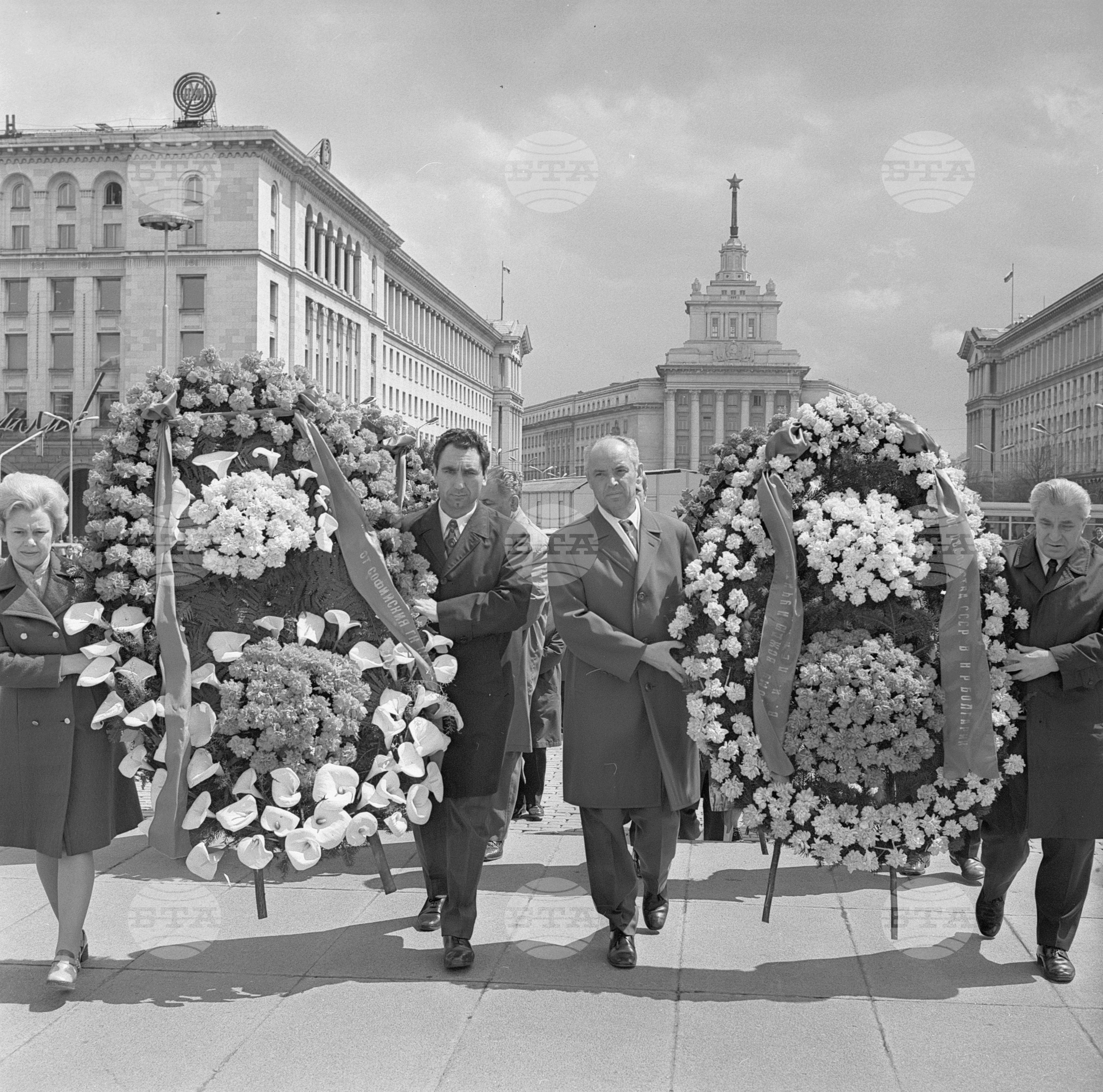 Венци пред паметника на Ленин