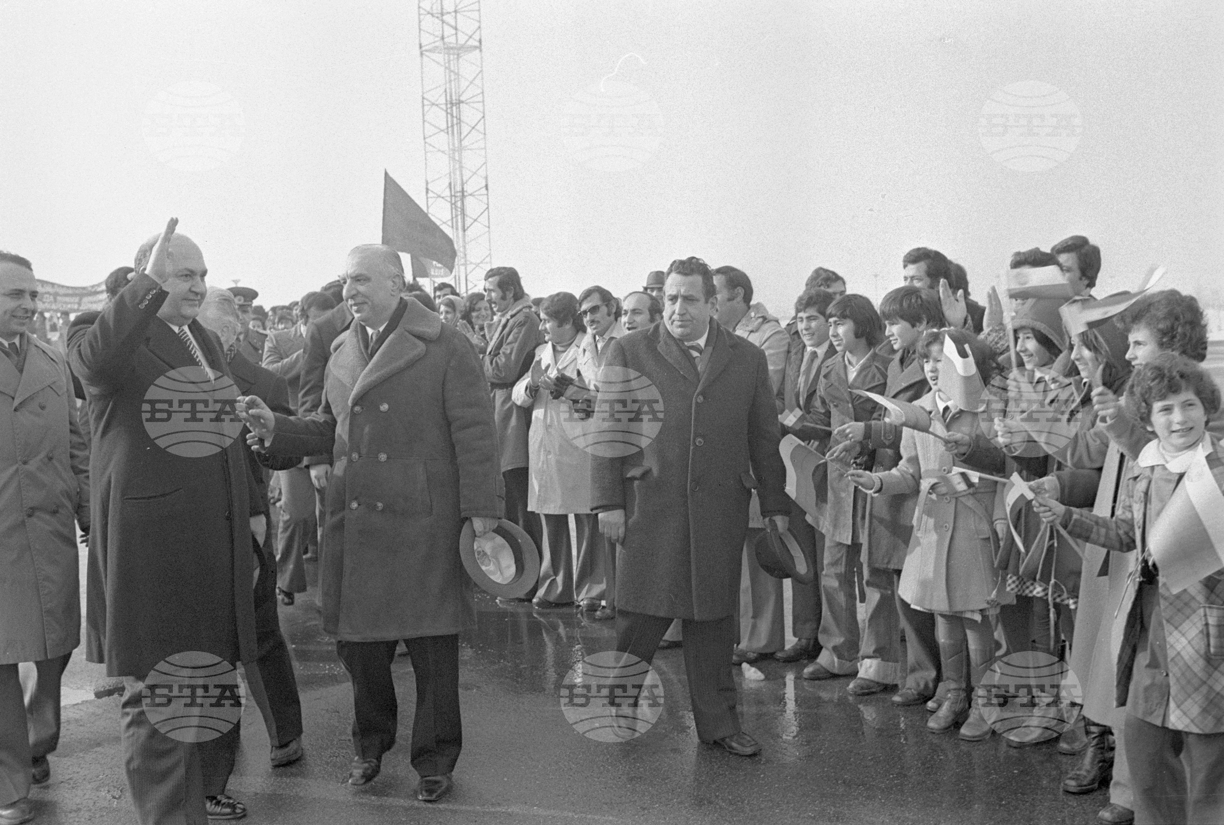 100 години от Освобождението на София - венци пред Паметника на освободителите