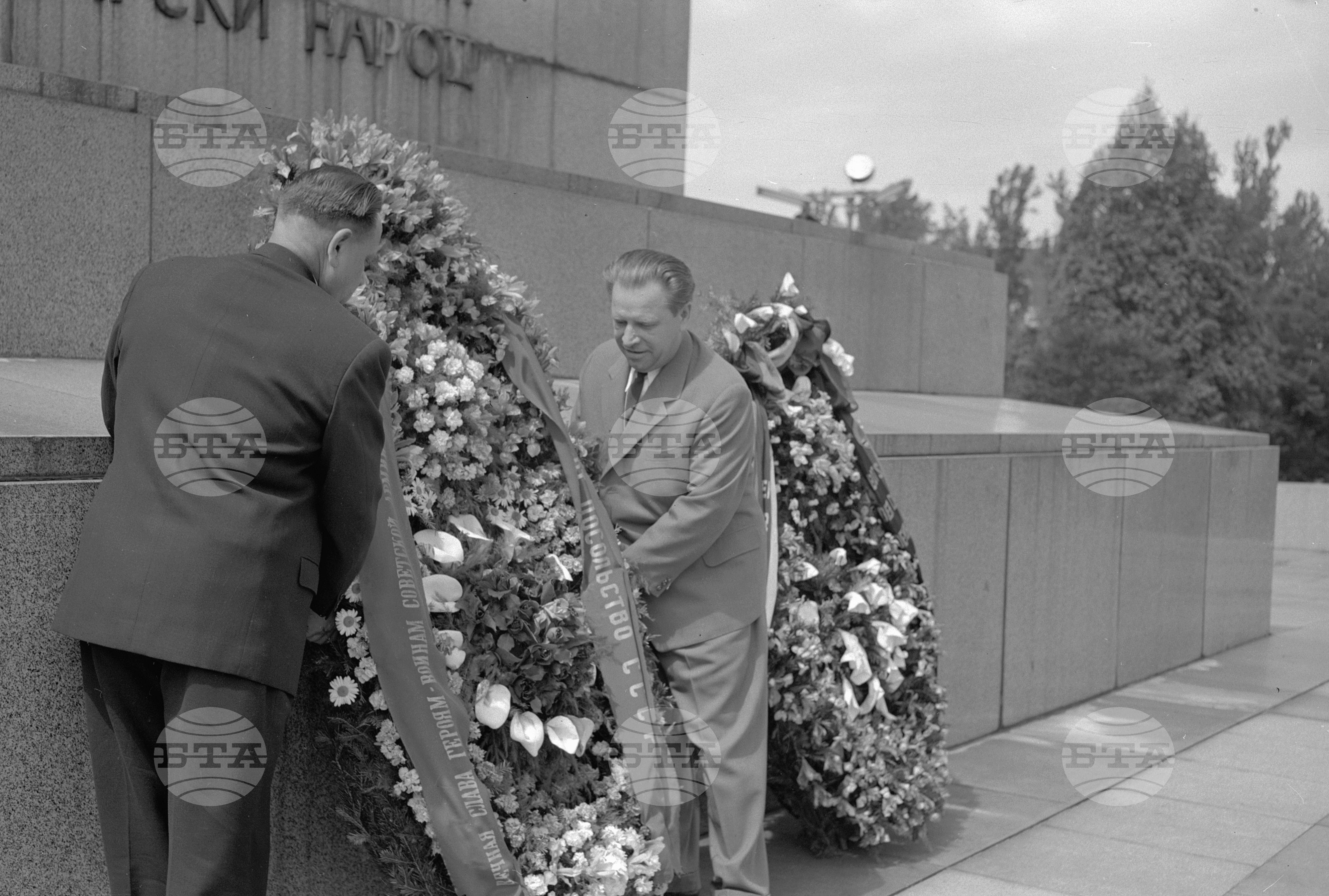 Венец пред паметника на Съветската армия от посолството на ГДР (Германска демократична република) част 2