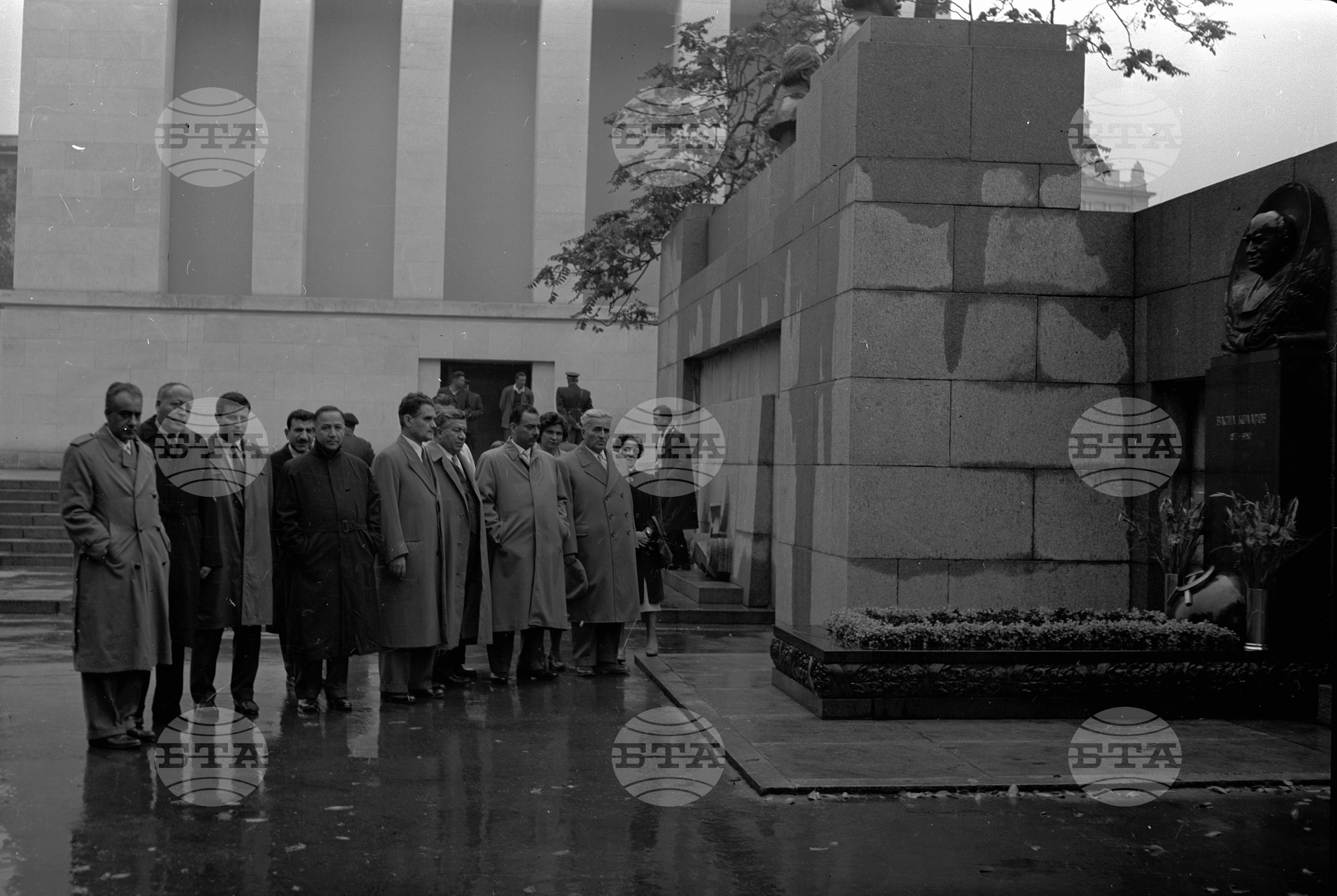 Иракска просветна делегация положи венец пред Мавзолея на Георги Димитров