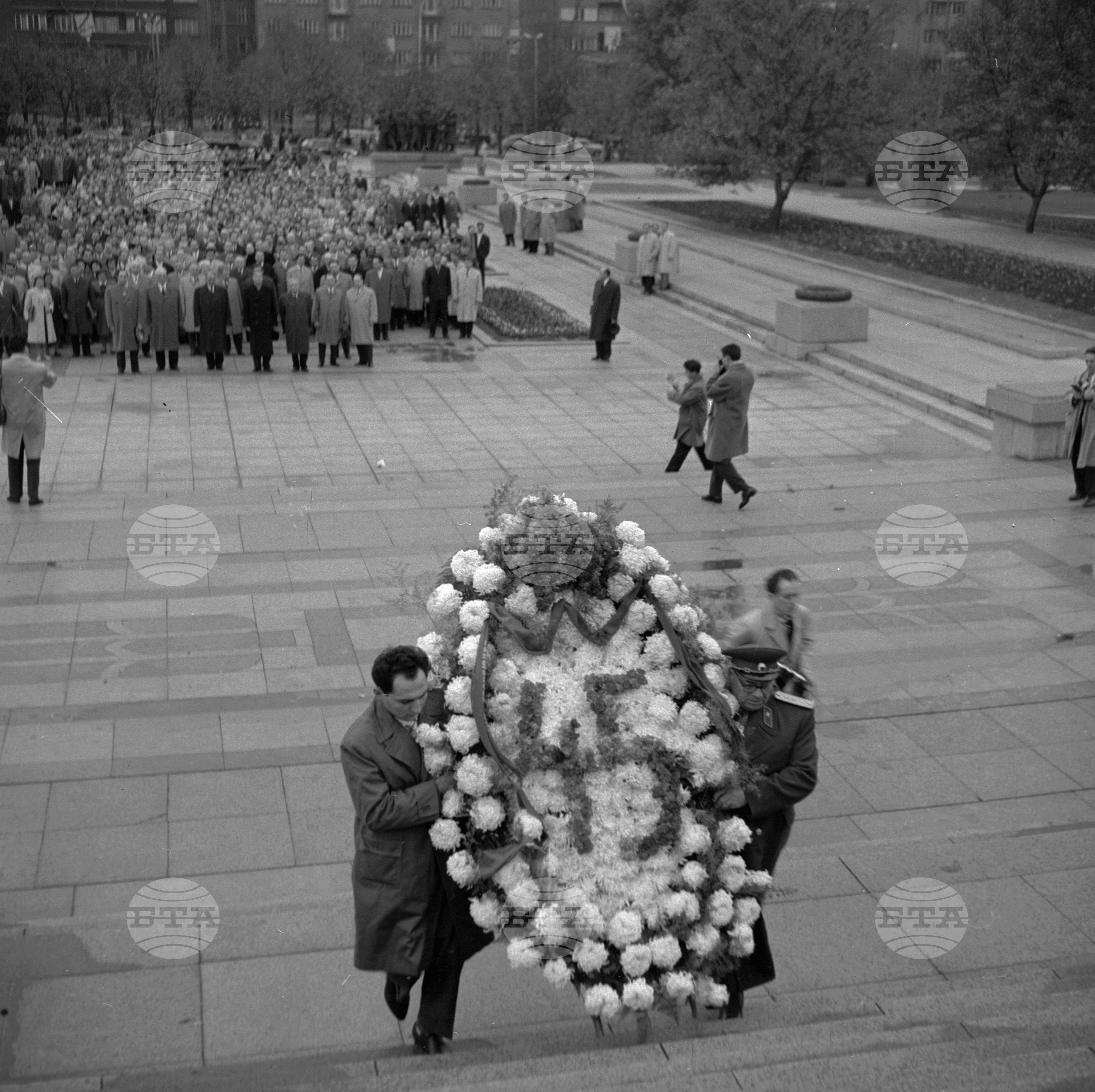 Полагане венец пред паметника на Съветската армия от делегатите на VIII конгрес на БКП (Българската комунистическа партия)