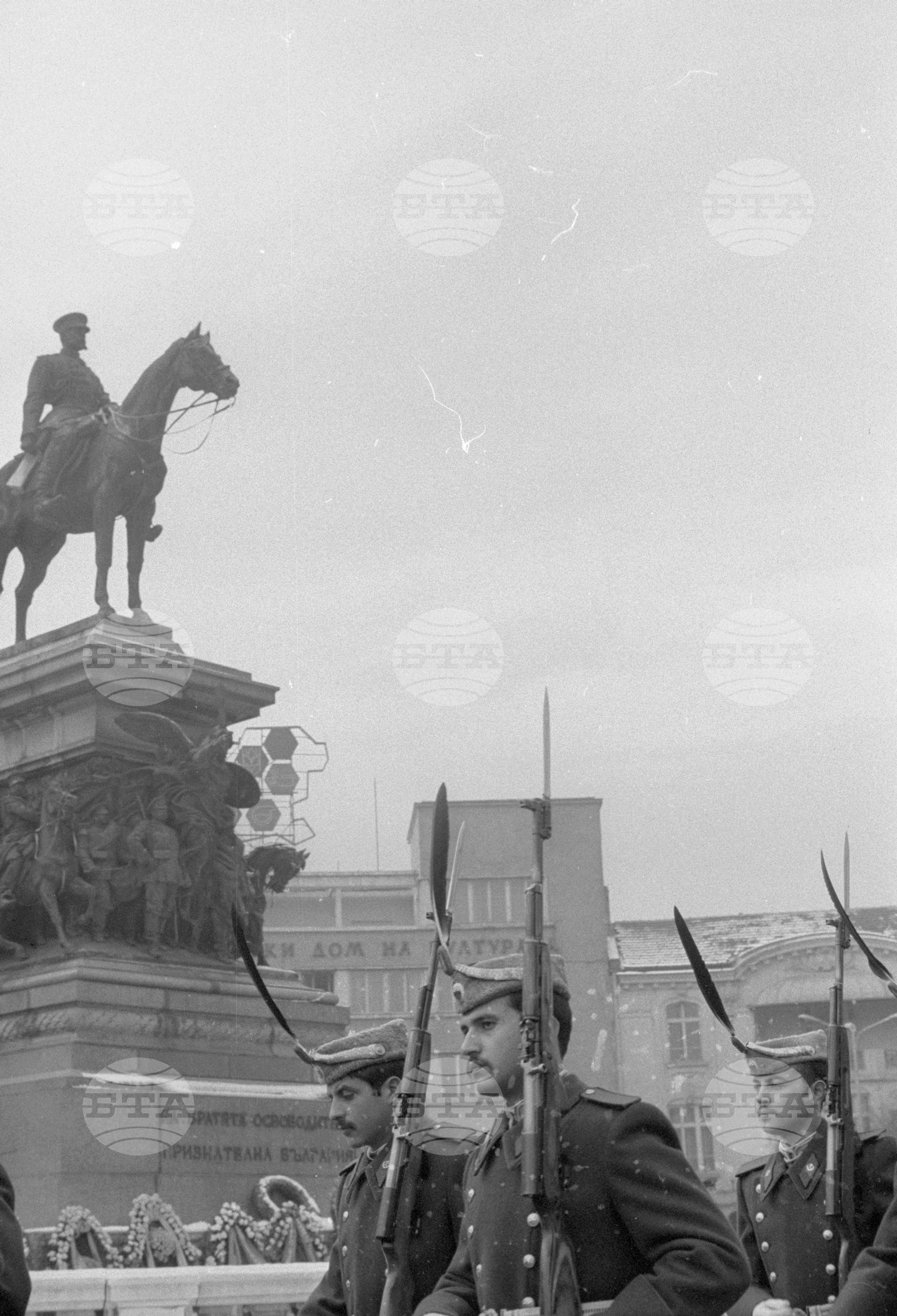 100 години от Освобождението на София - венци пред Паметника на освободителите