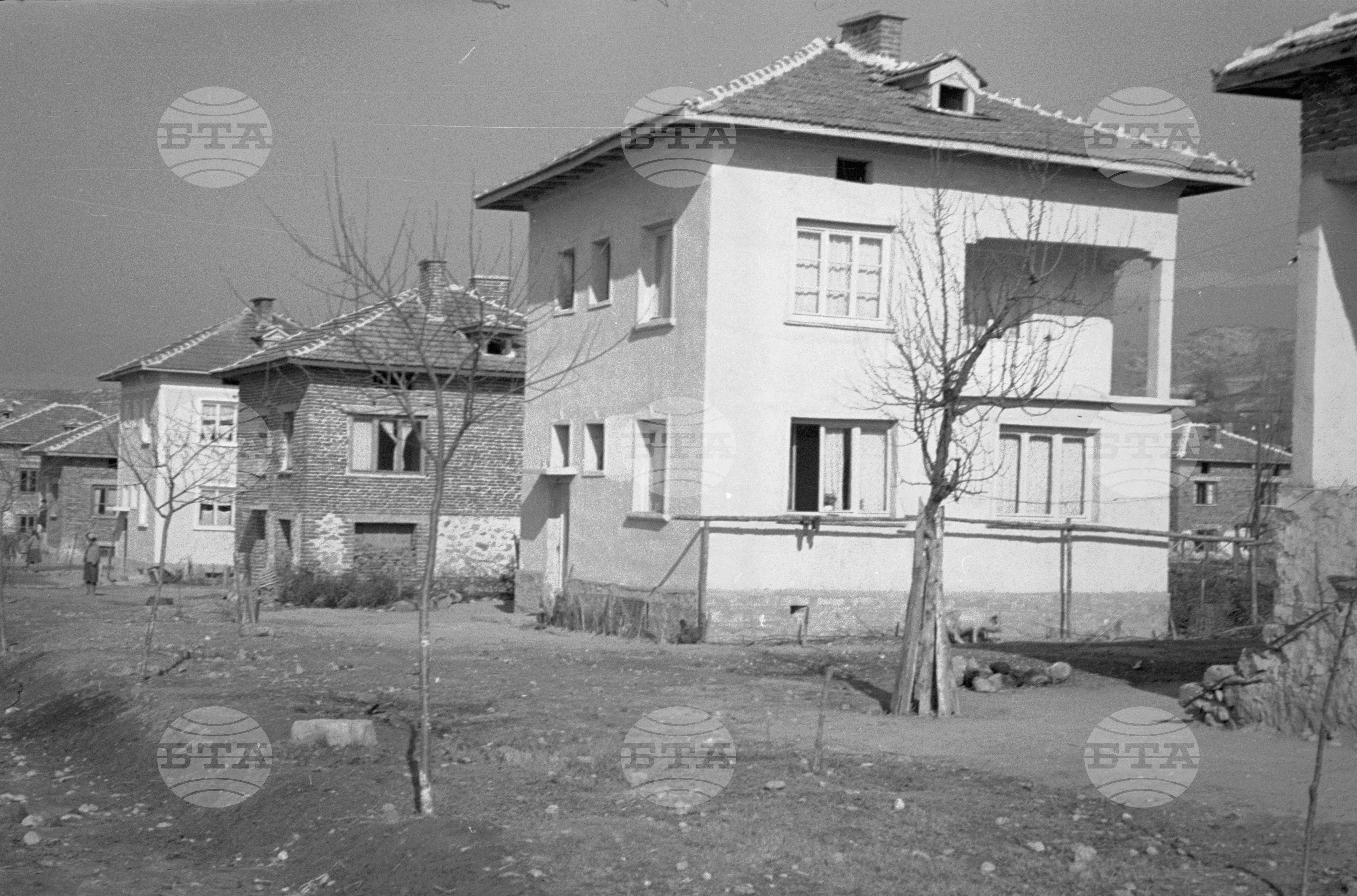 Нови къщи в село Долна Градешница, Благоевградски окръг