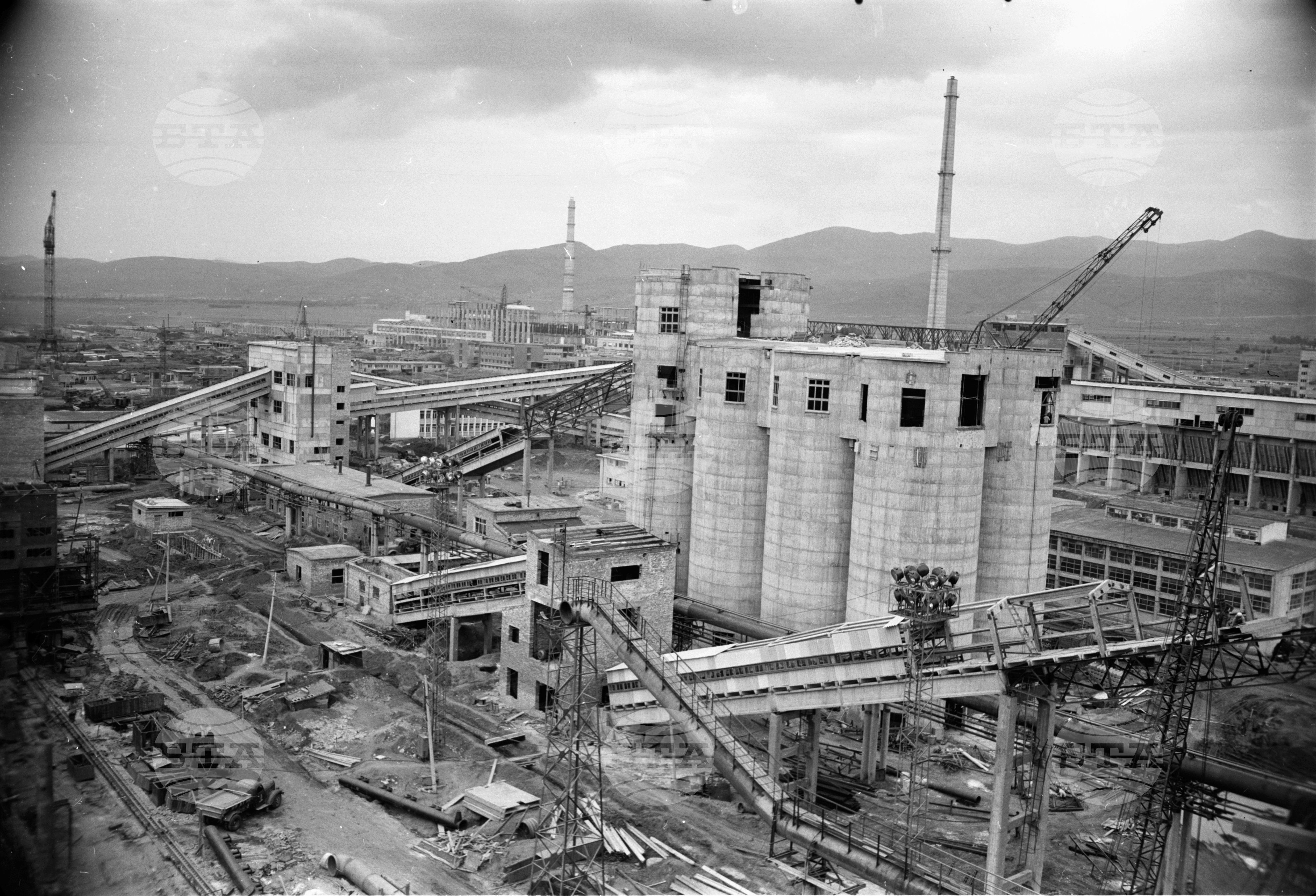 Усилено се строи и I доменна пещ на Кремиковския металургичен комбинат