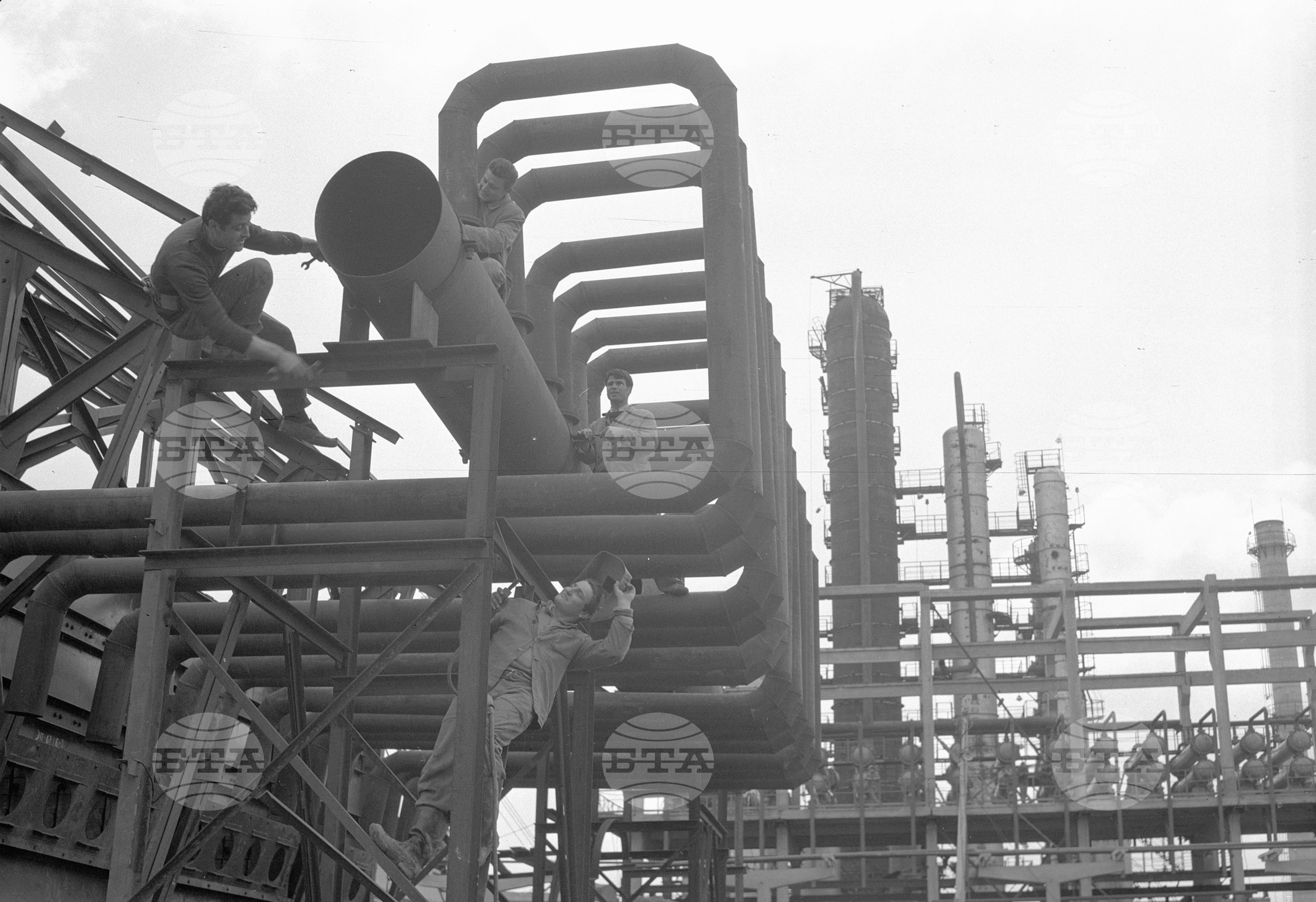 На строежа на нефтопреработвателния завод край Бургас - част 2