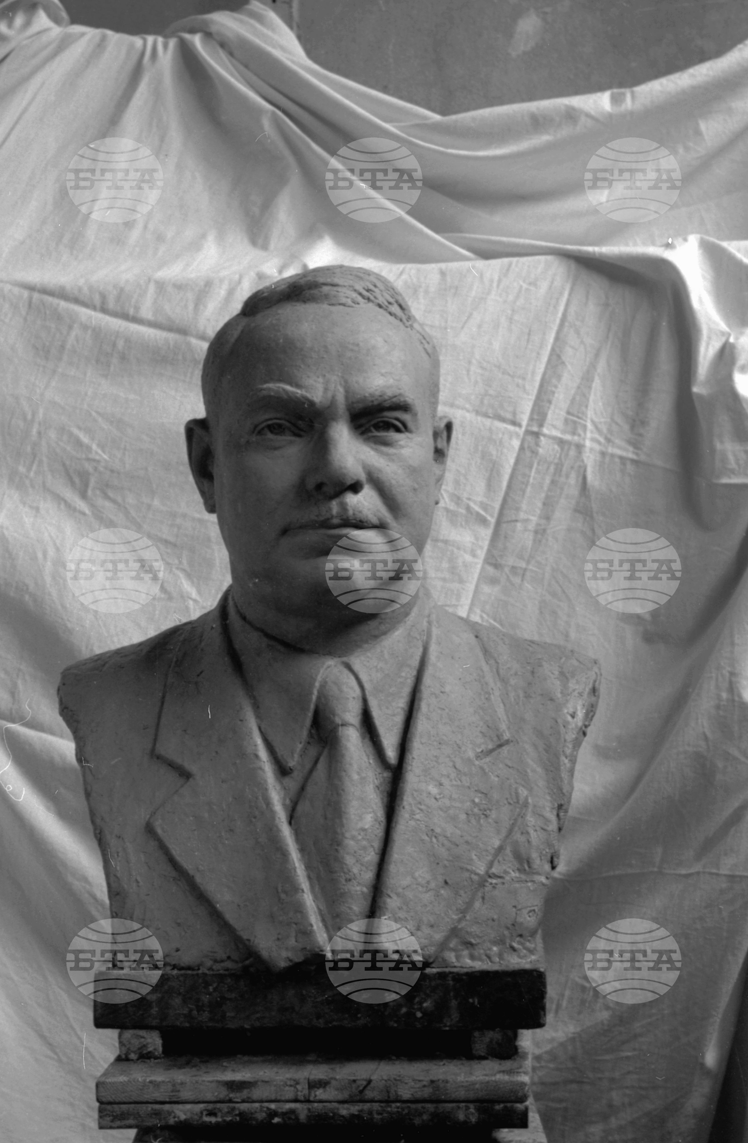 Бюст на Вл. Поптомов, изработен от скулптора Дерменджиев