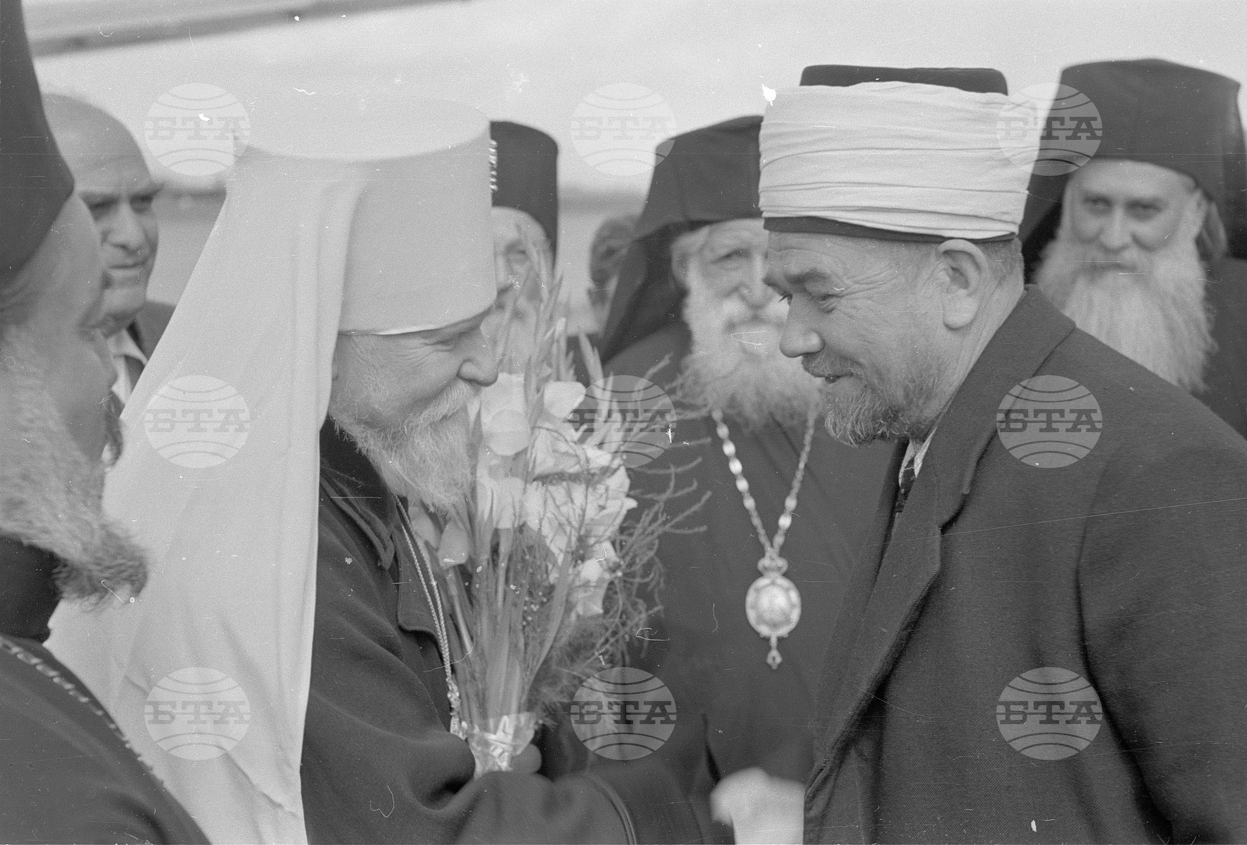 Посрещането на митрополит Николай  Крутицки и Коломенски на летище "Враждебна". Посрещането на културна делегация от Съветския съюз - Хачатурян и Филипенко, видни музикални дейци гостуващи у нас по случай прегледа на българското музикално творчество след 9 септември 1944 година