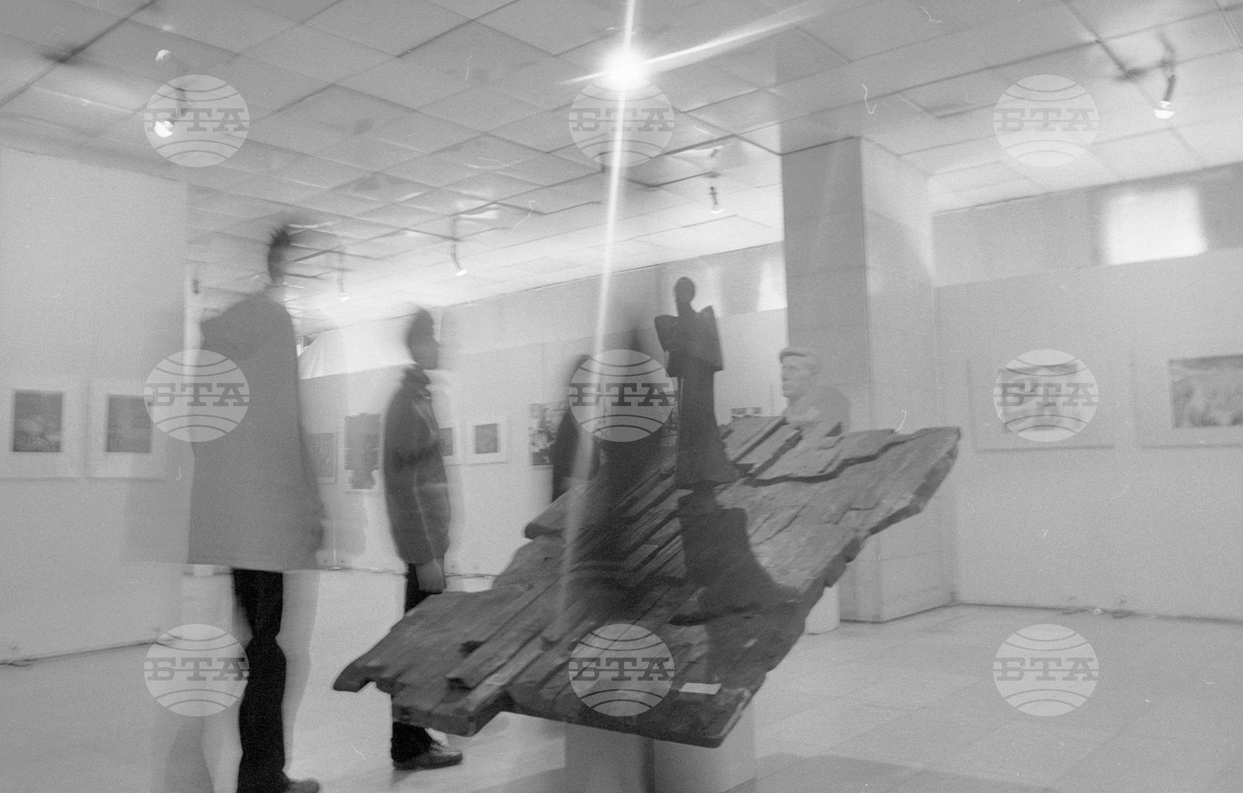 Моменти от разглеждането на Общата художествена изложба за графика и скулптура в салона на улица "Шипка" 6