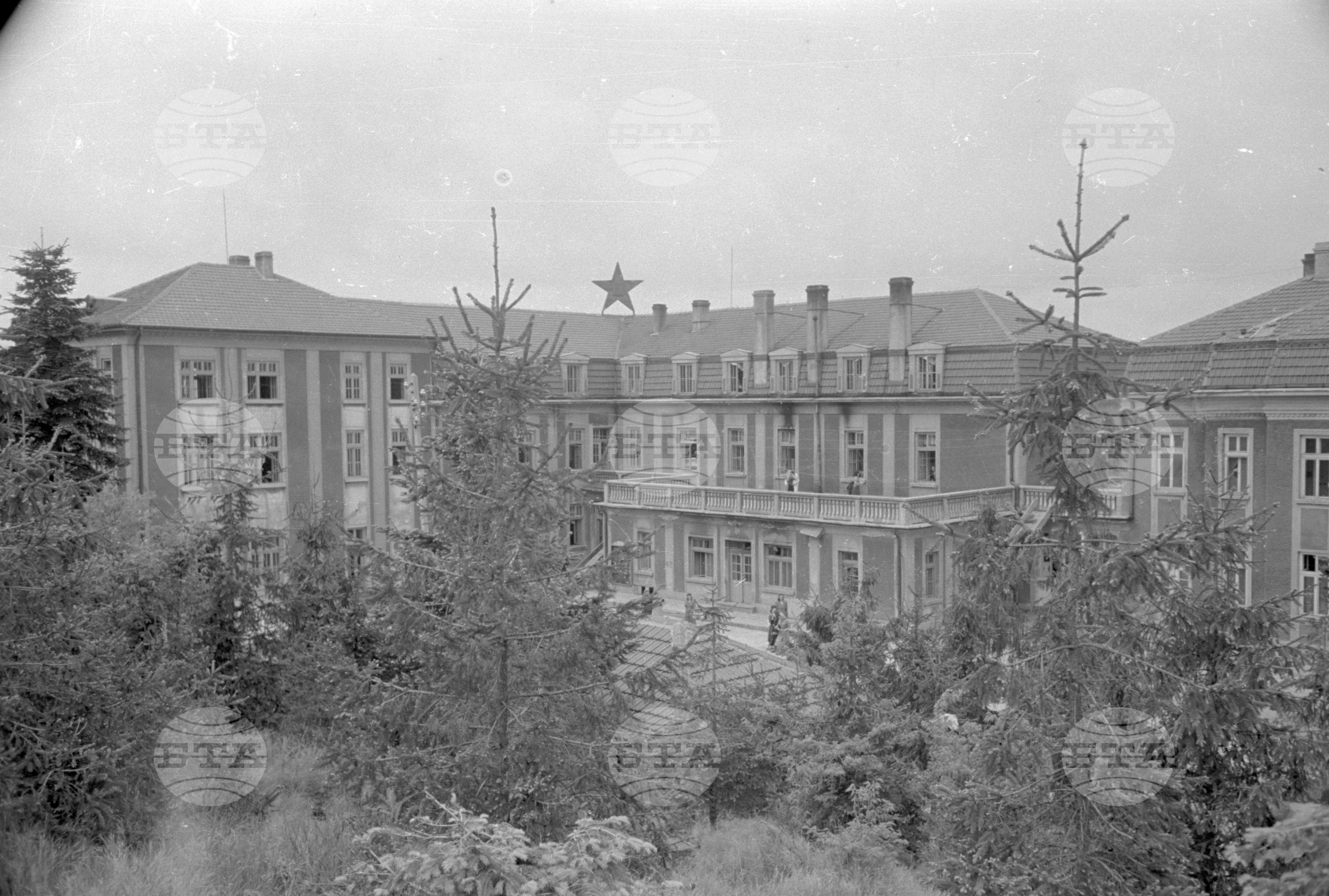 Из живота на работниците във ф-ка „1-ви май“ в Сталин (дн. Варна) - 1953 година