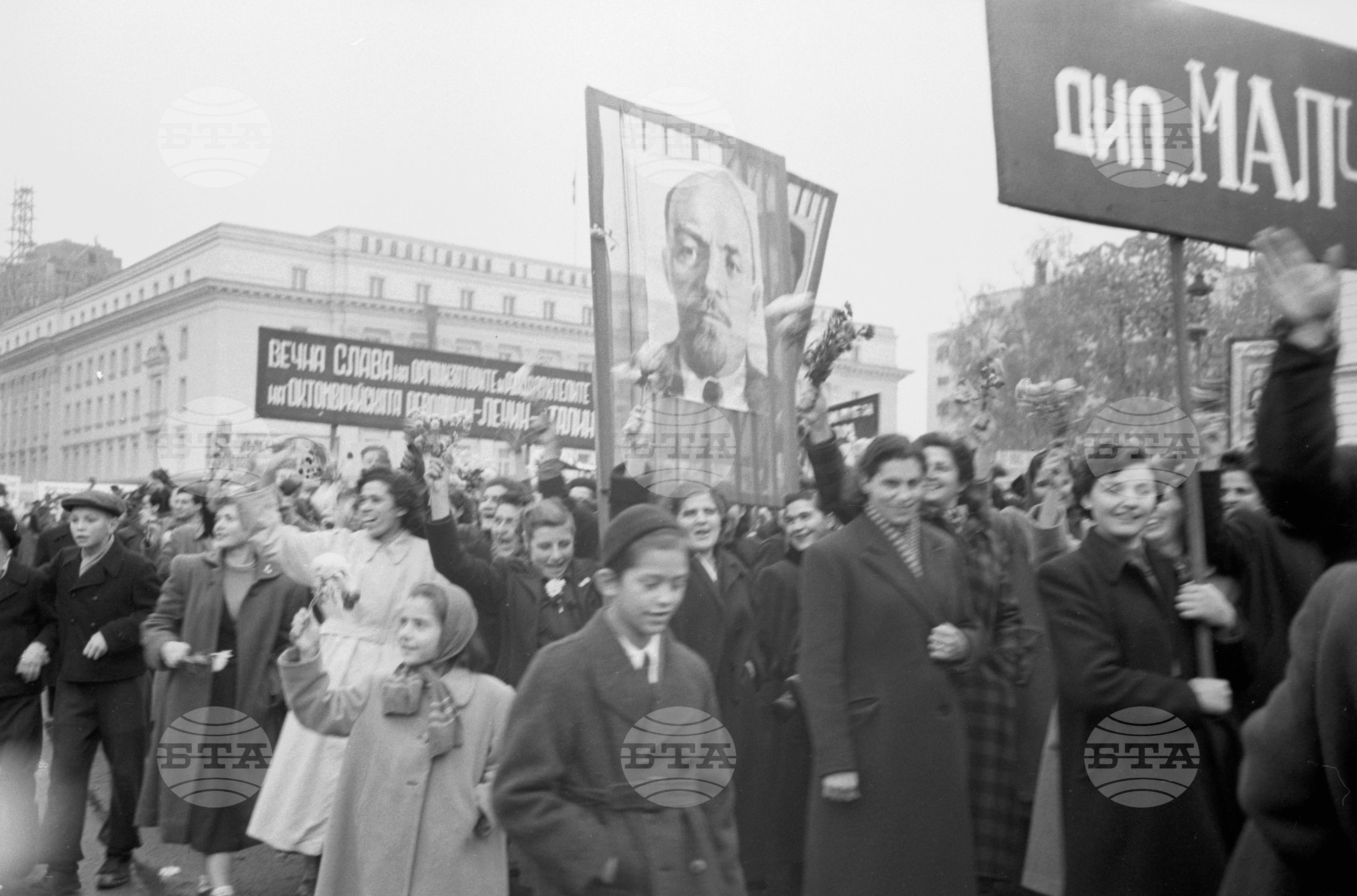 Манифестация на трудещите се от София по случай 36-та годишнина от Великата октомврийска социалистическа революция