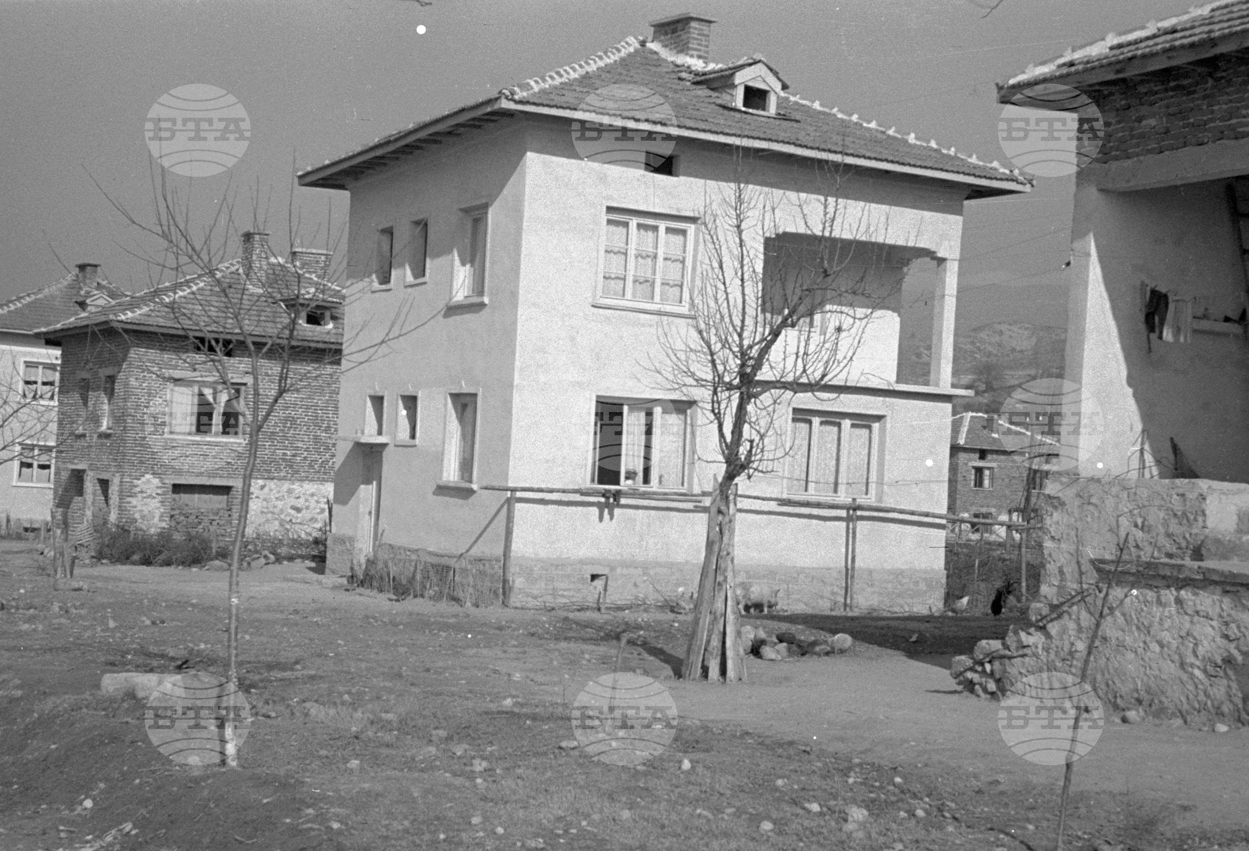 Нови къщи в село Долна Градешница, Благоевградски окръг