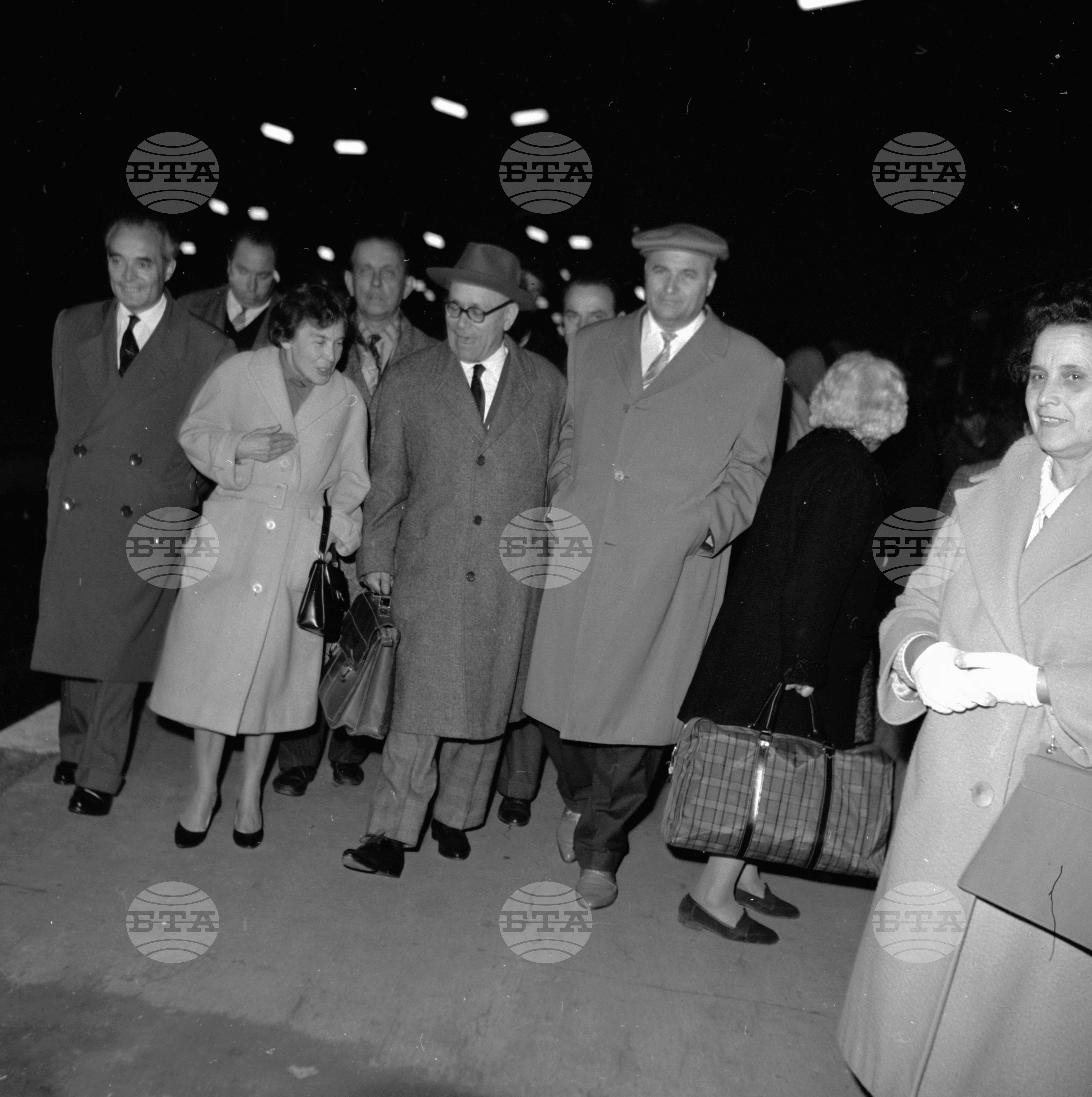 Посрещане на италианската партийна делегация на гара София за VIII конгрес на БКП (Българската комунистическа партия)