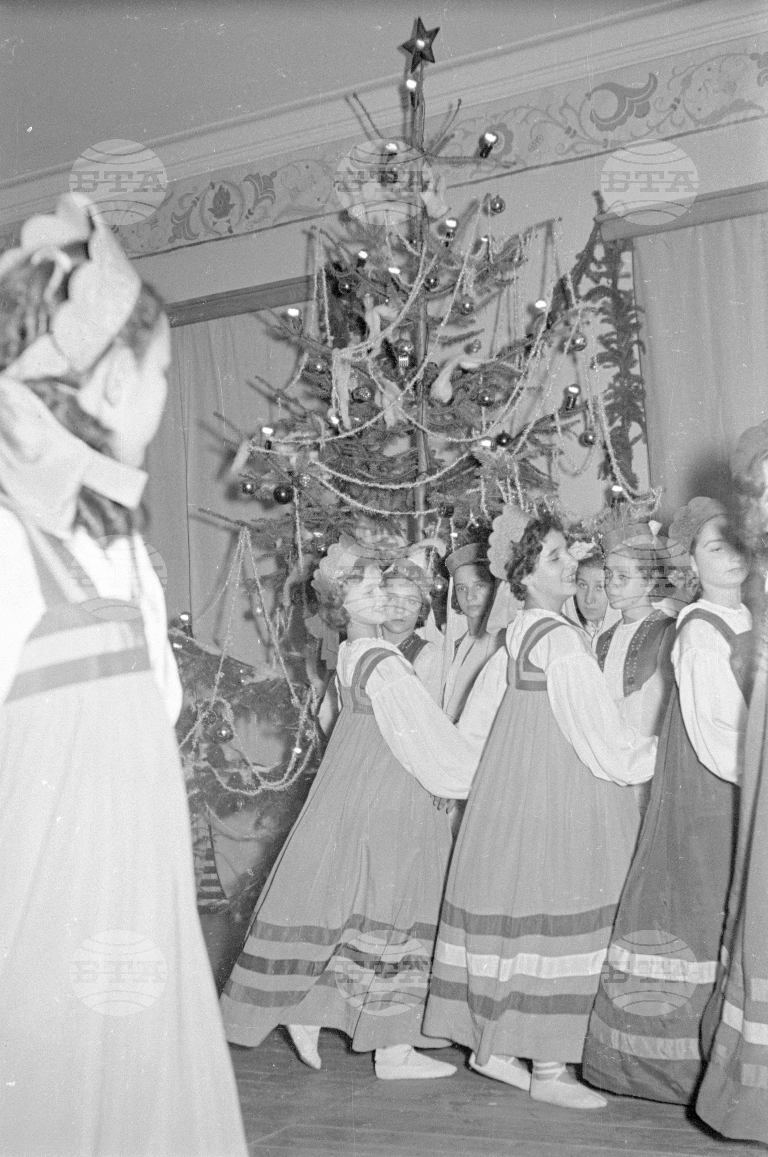 Вълко Червенков и пионери посрещат новата 1953 година