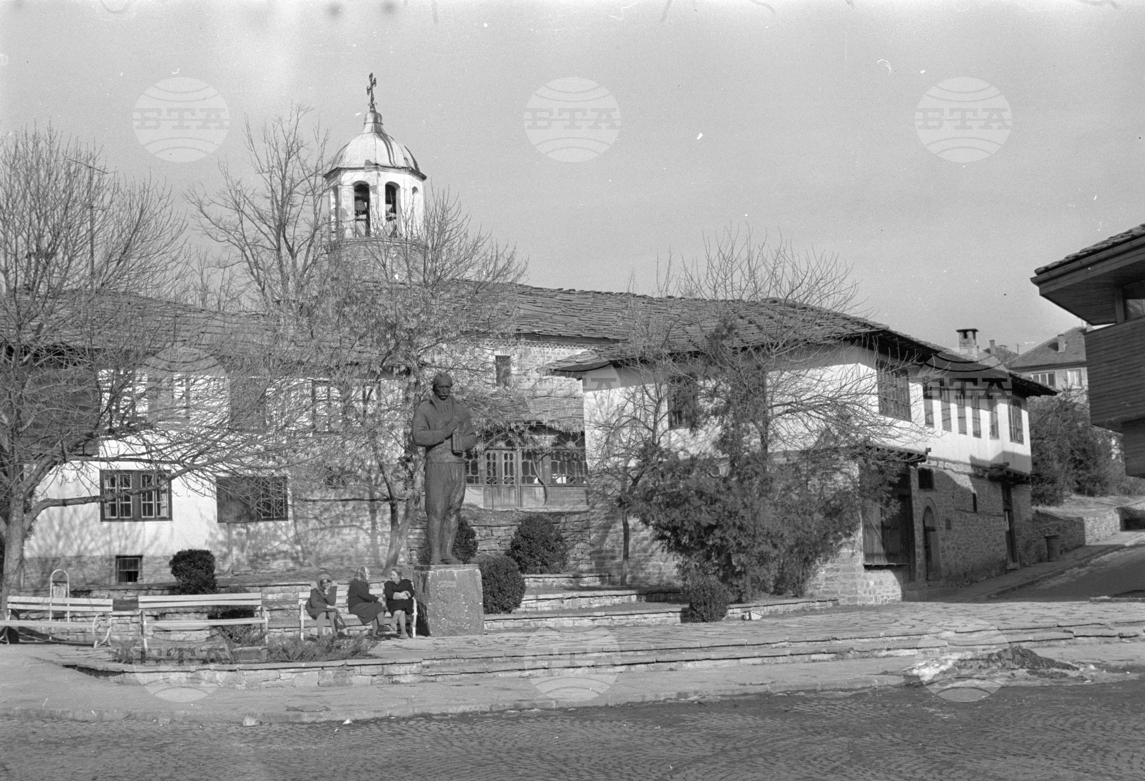 Старинната част на град Дряново с паметника на майстор Кольо Фичев