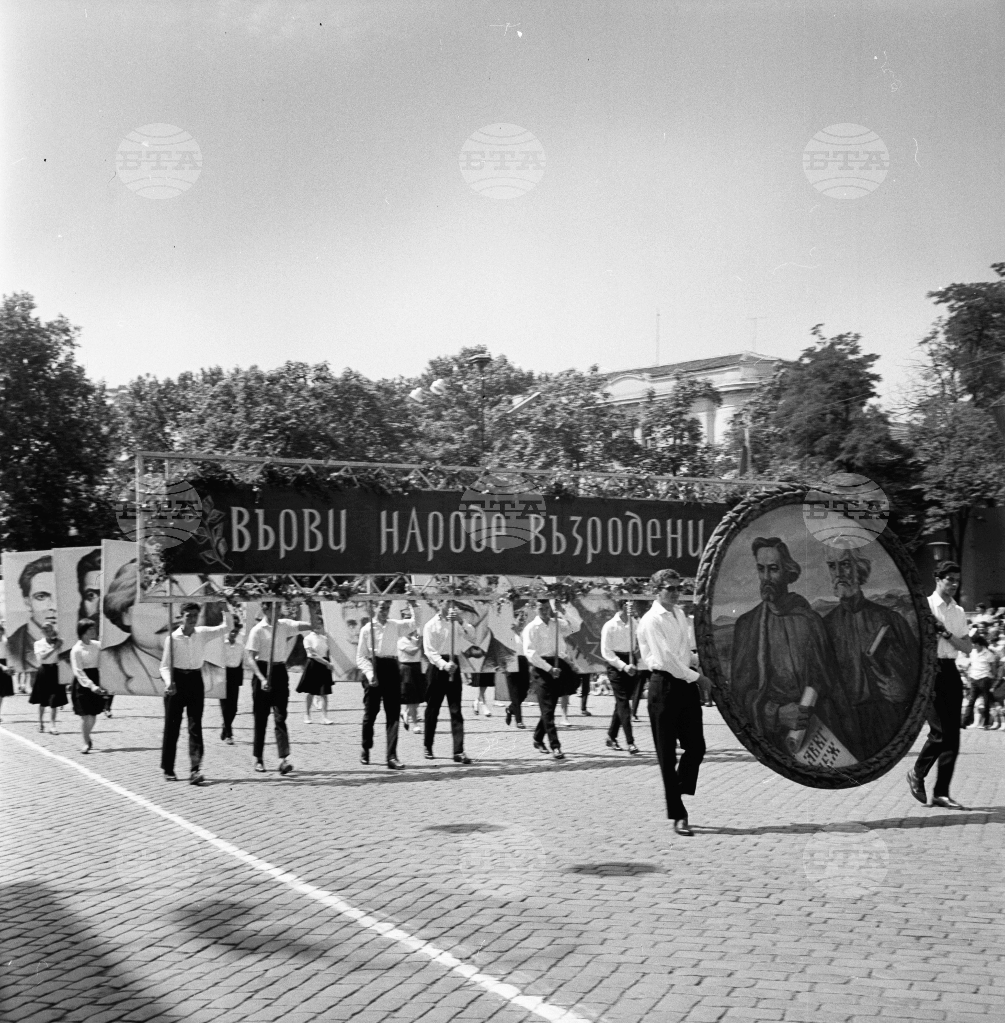 Манифестация на учащите в Пловдив по случай Деня на Славянската писменост, култура и печат - 24 май