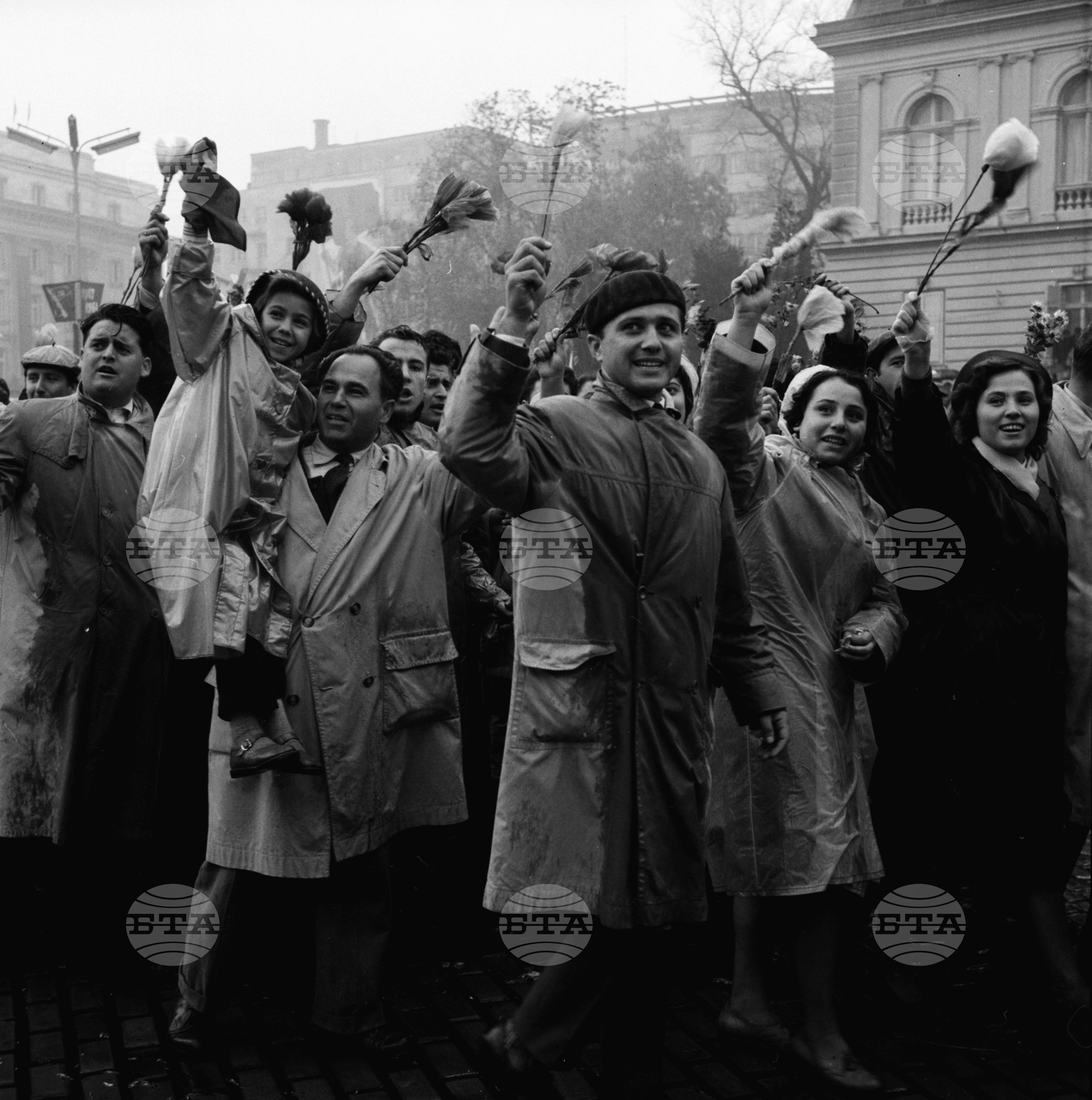 Възторжена манифестация на трудещите се от столицата по случай 44-годишнината на Великата Октомврийска социалистическа революция