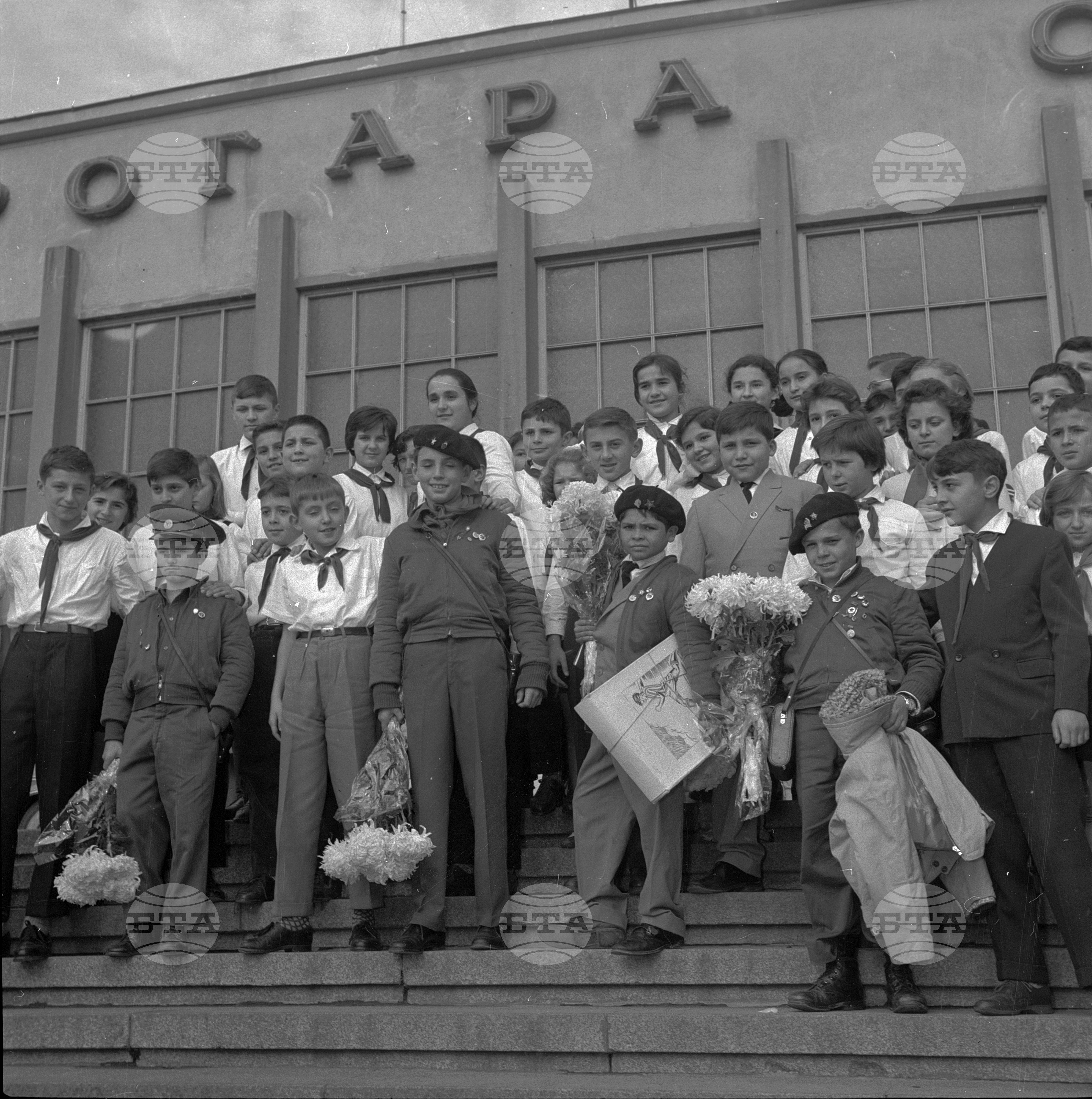 Посрещане на група кубински деца на аерогара София