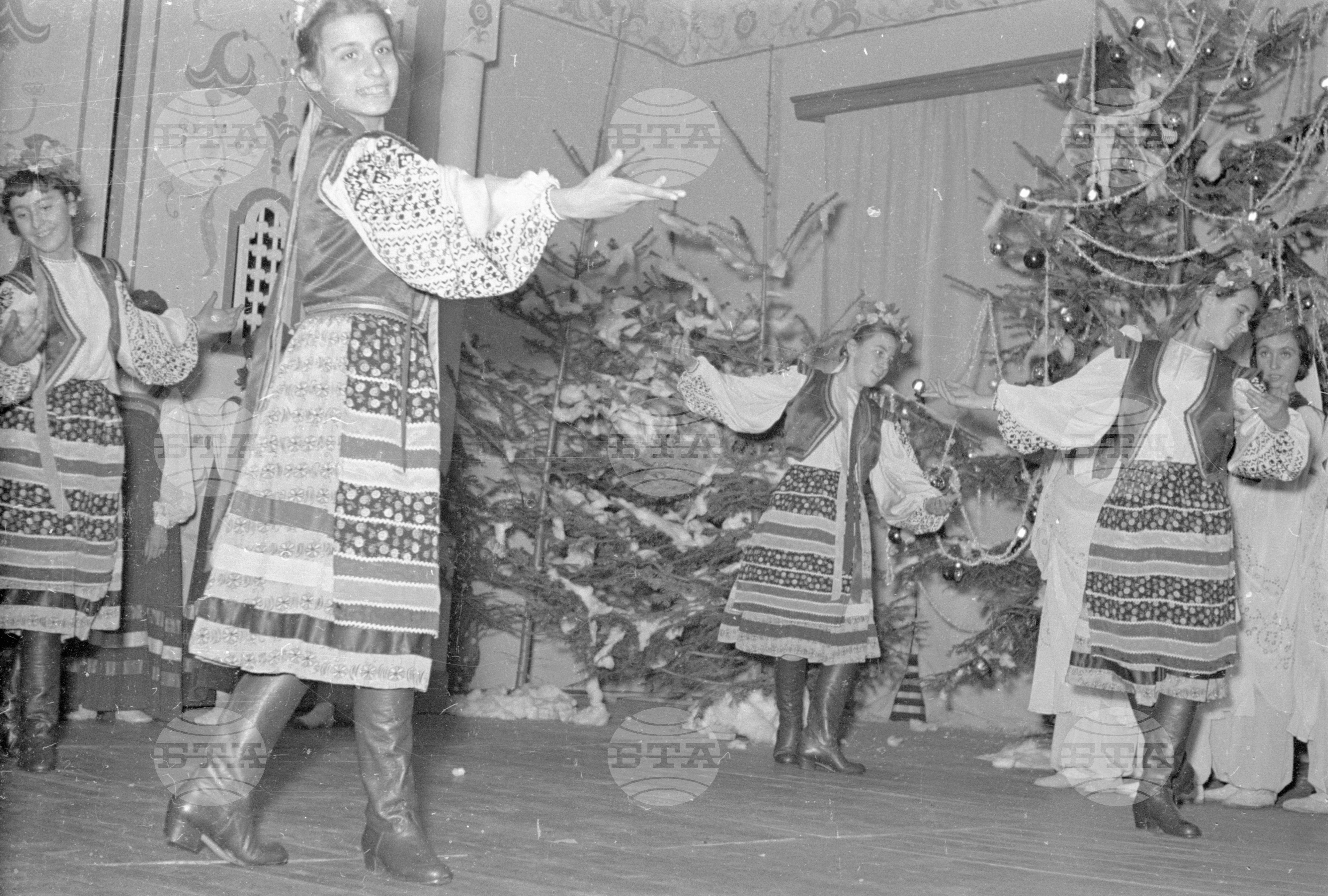 Вълко Червенков и пионери посрещат новата 1953 година