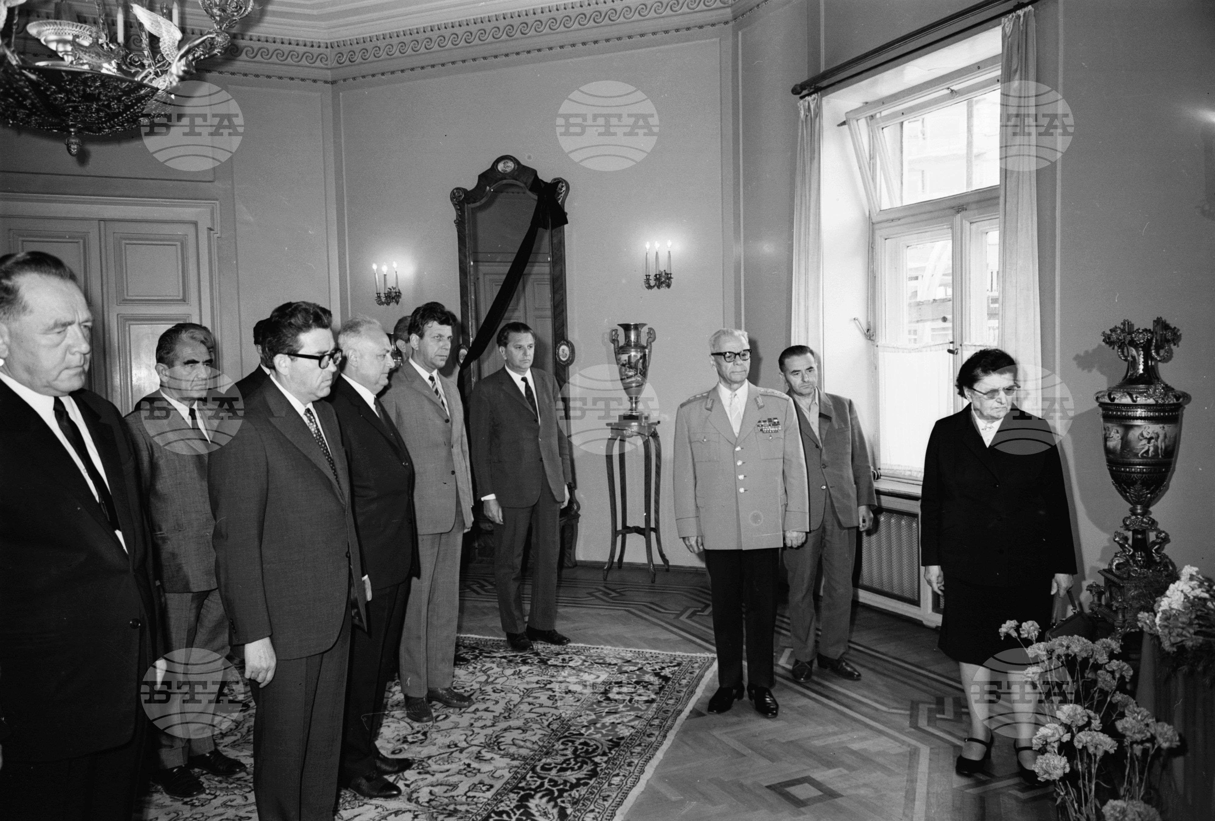 Партийни и държавни ръководители изказват съболезнувания в съветското посолство, по случай гибелта на тримата съветски космонавти