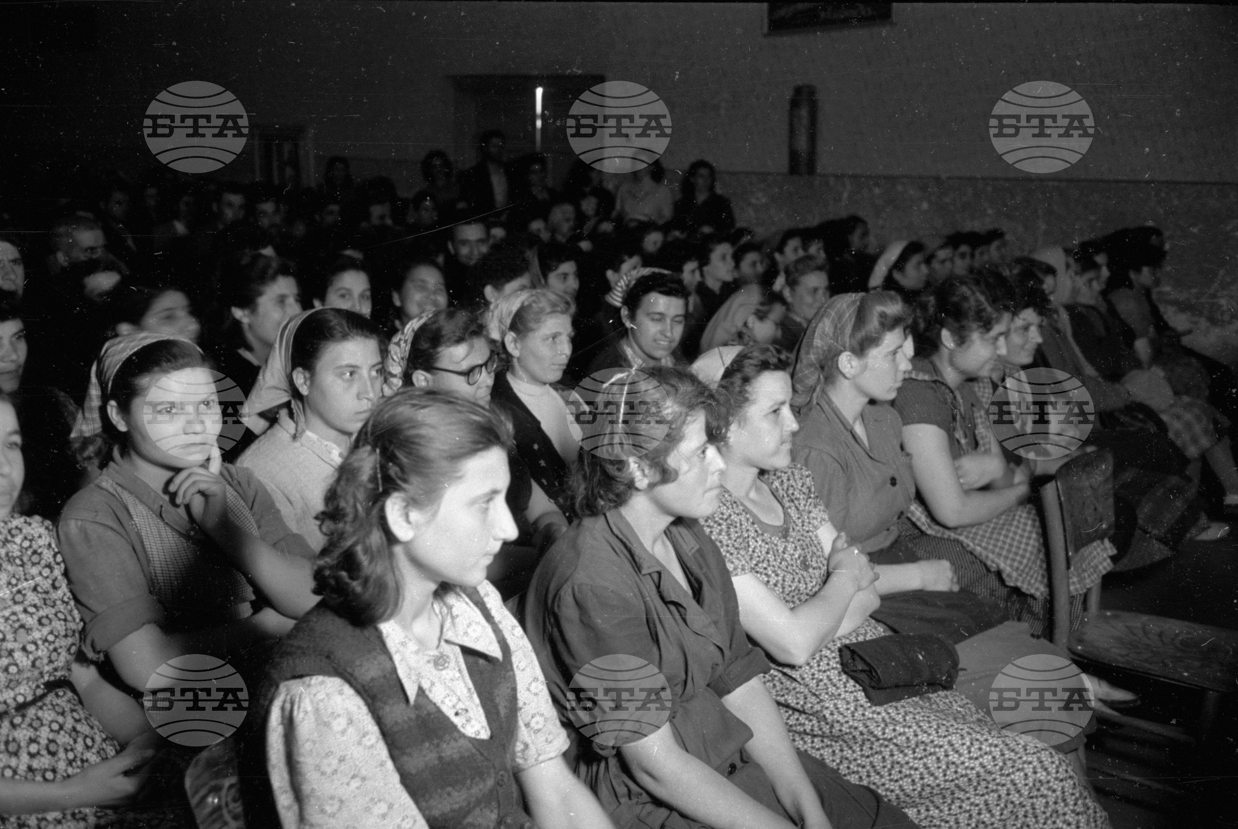 Из живота на работниците във ф-ка „1-ви май“ в Сталин (дн. Варна) - 1953 година