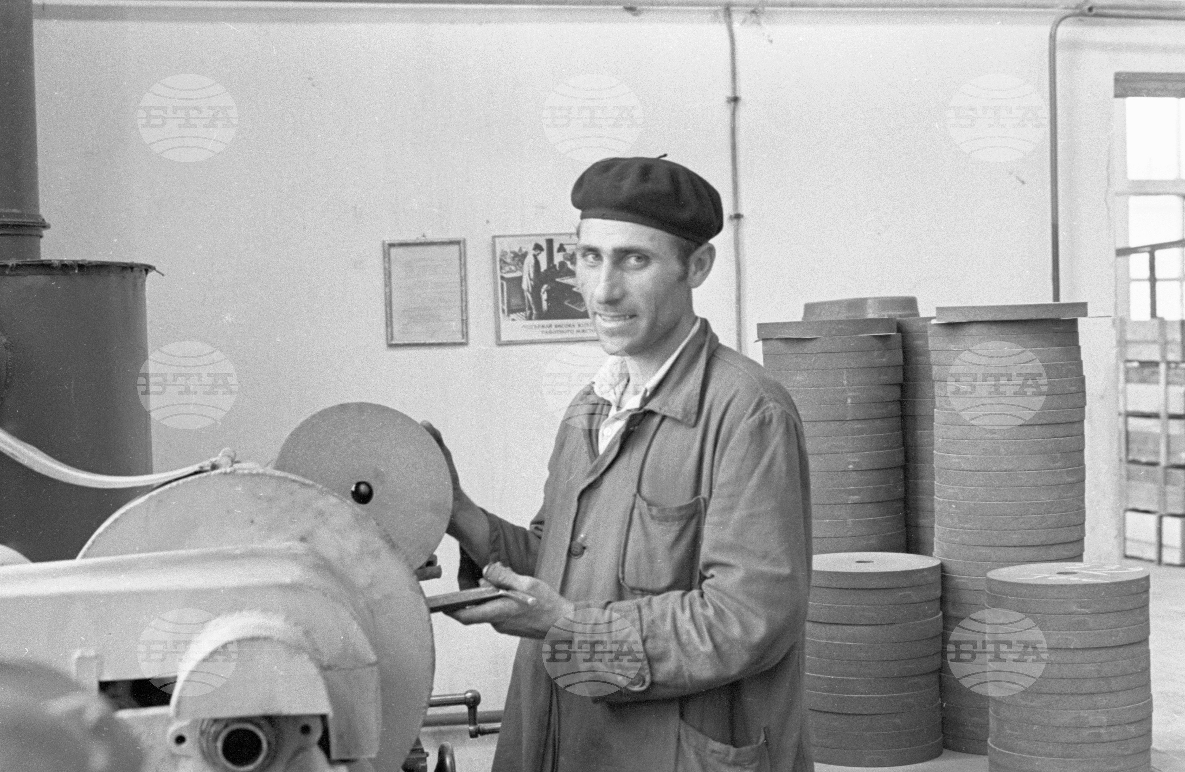 В новооткрития завод за абразивни инструменти "Димитър Филипов" край град Берковица