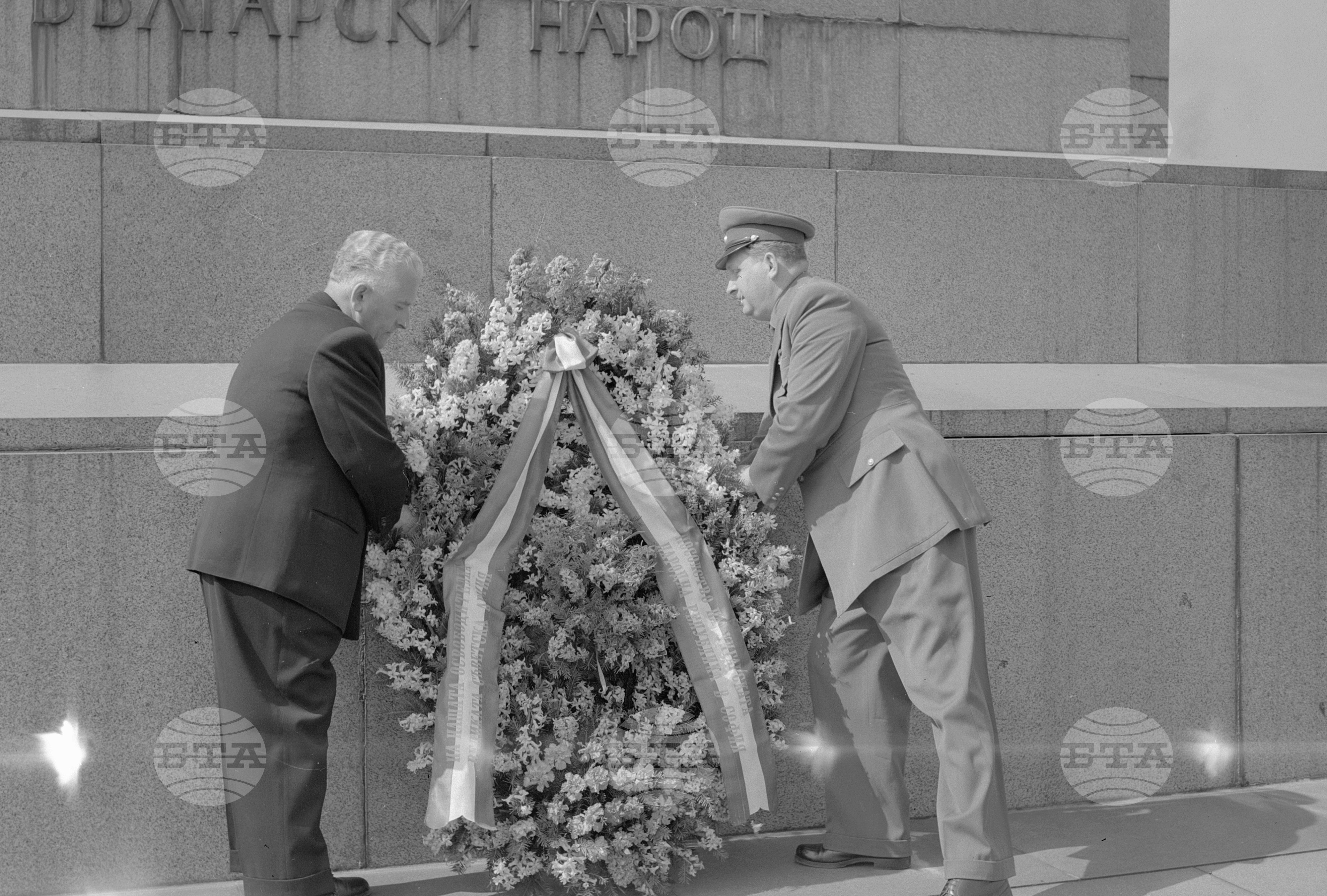 Поднасяне на венец пред паметника на Съветската армия
