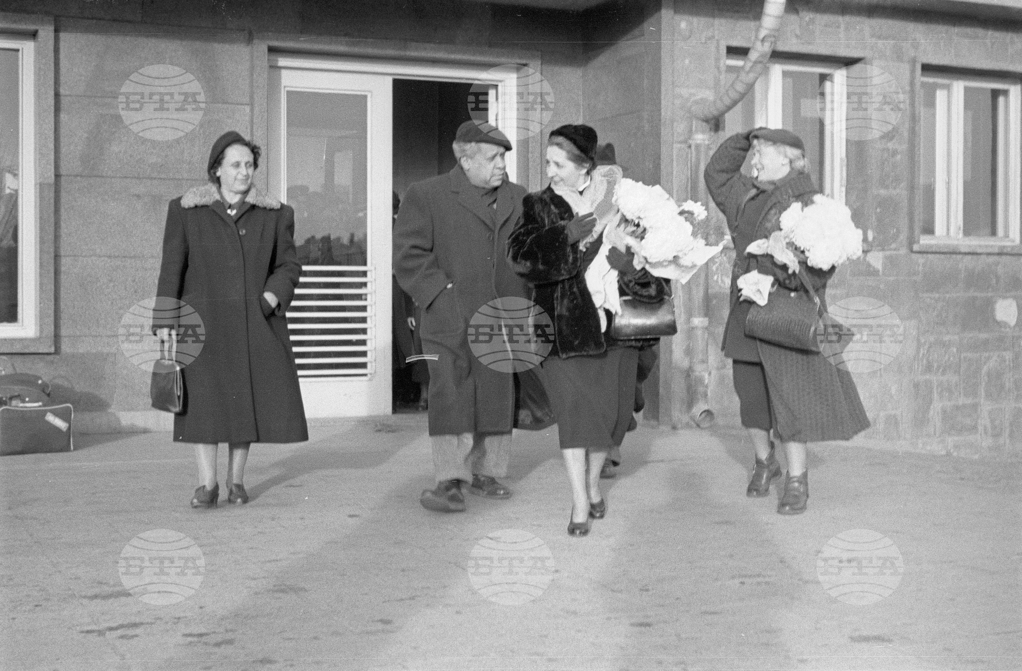Посрещане на представители на Световния съвет на мира на аерогара София - 1953 година