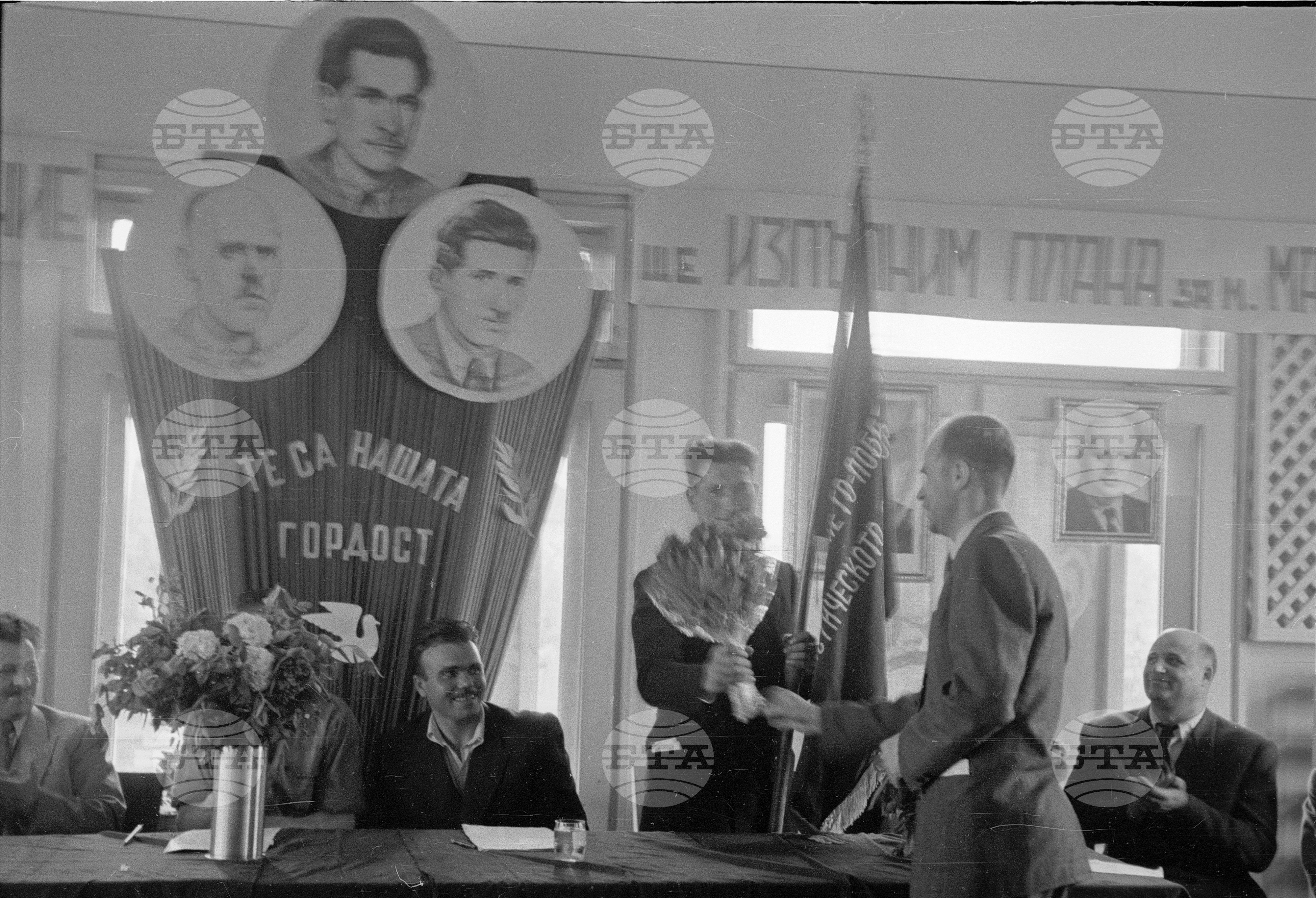 Тържествени митинги и събрания в завод "16" и завод "Димитър Благоев" по случай постановлението на Министерския съвет и ЦК на БКП за обмяна на парите, премахване на купоните и намаление на цените