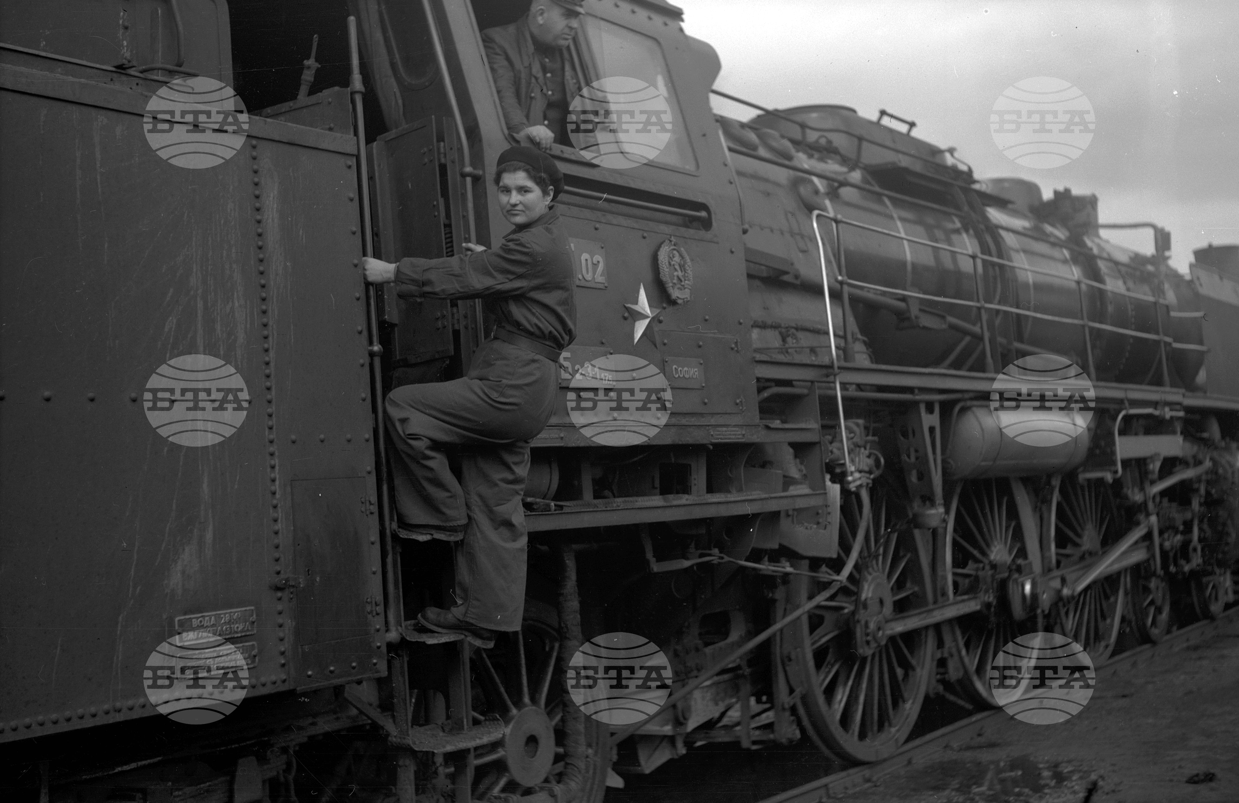 Първата жена локомотивен машинист у нас - 1953 година