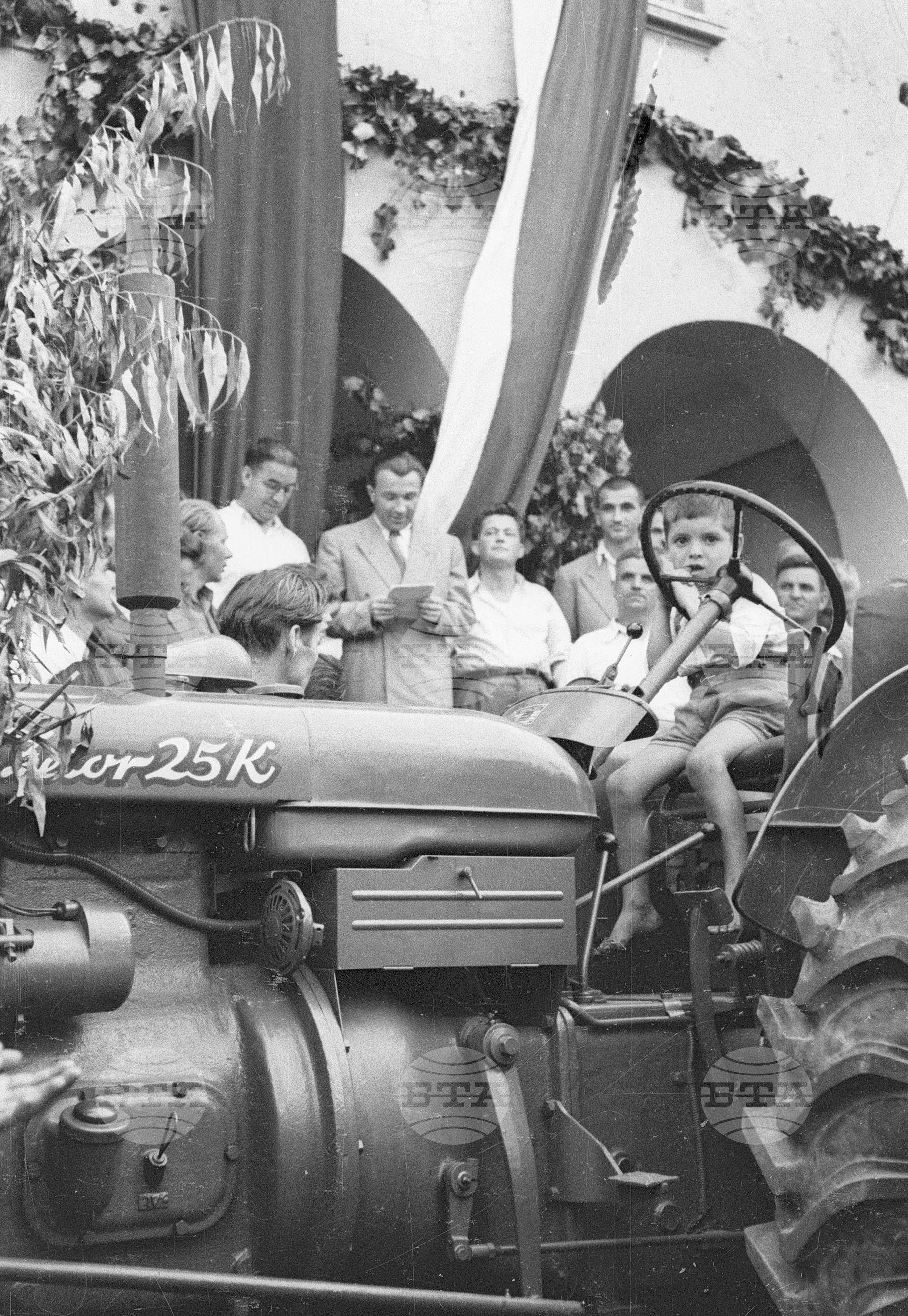 Подаряване на трактори в Поповица, 1951
