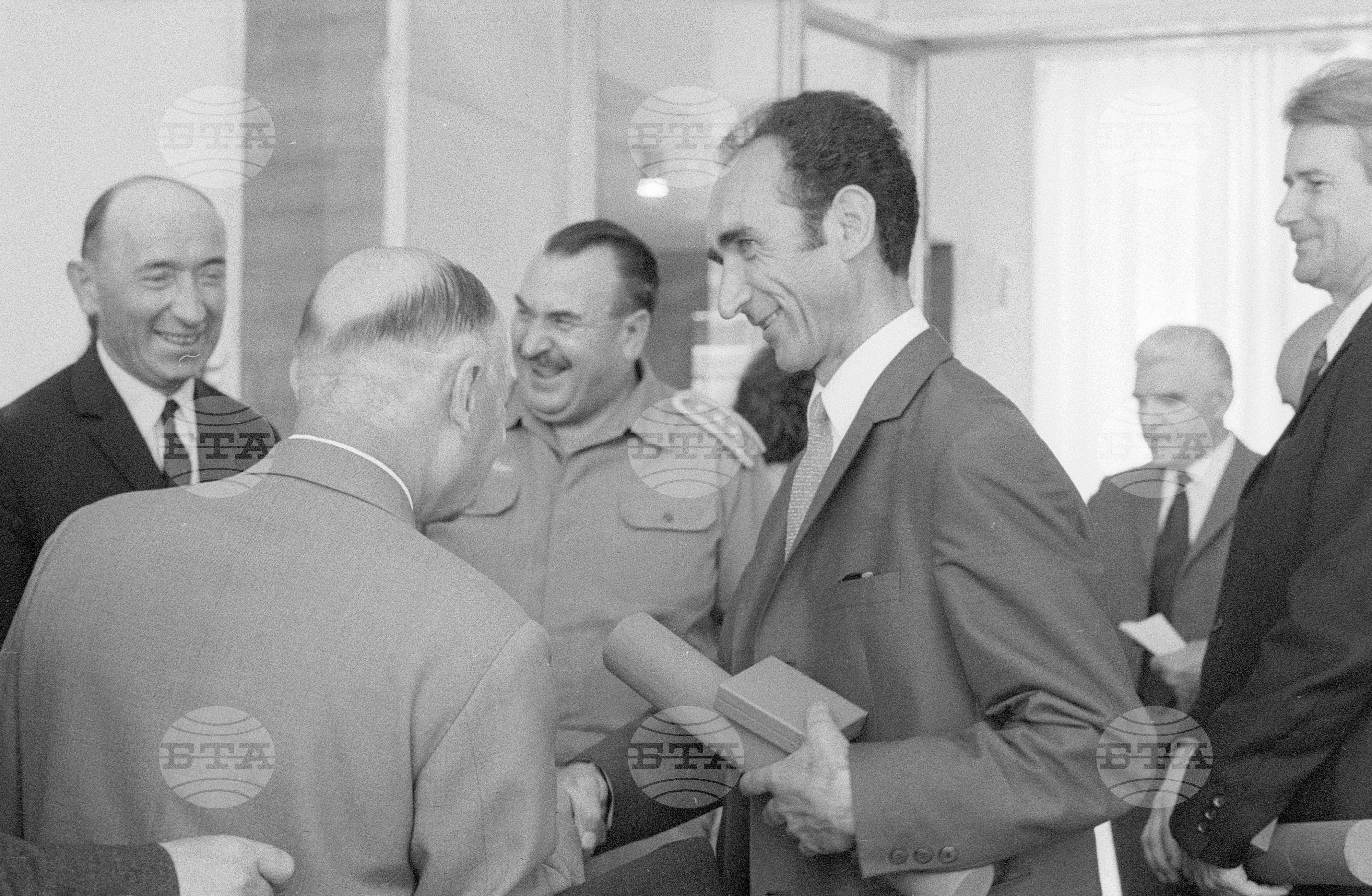 Награждаване на културни и стопански дейци в посолството на ЧССР (Чехословашка социалистическа република)