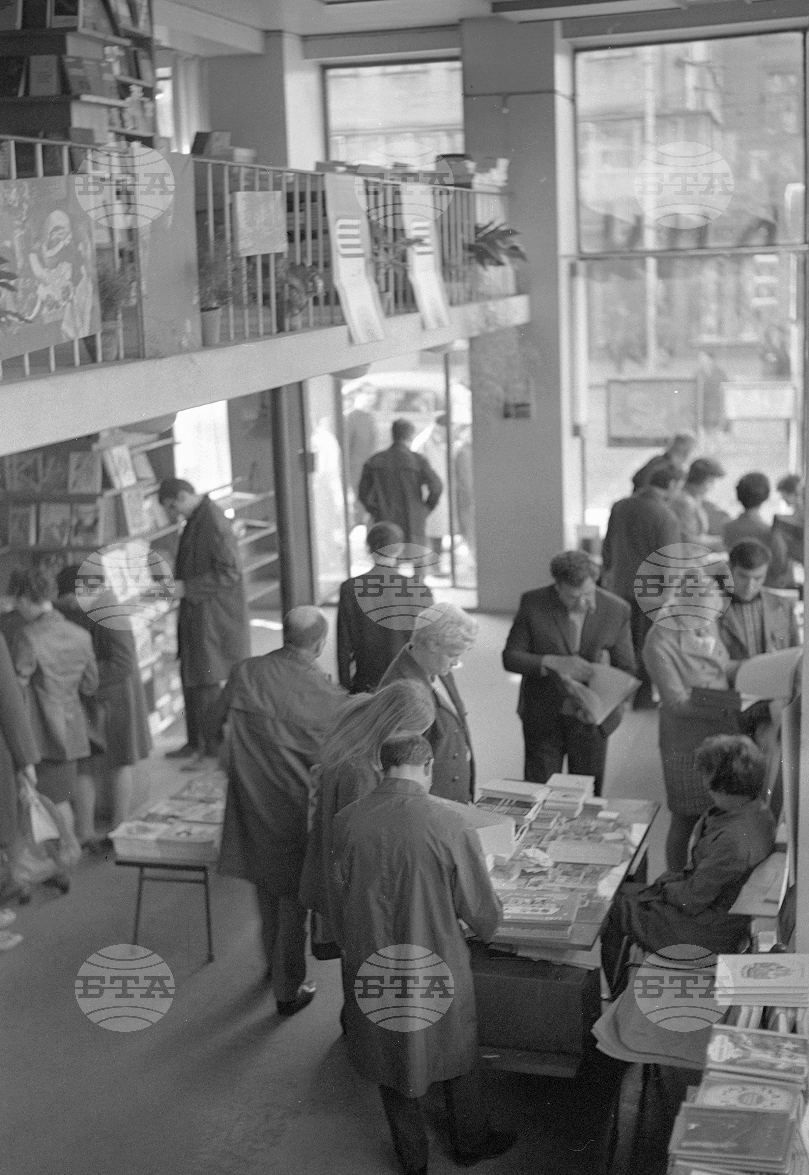 Вътрешни снимки от книжарница "Максим Горки" - София