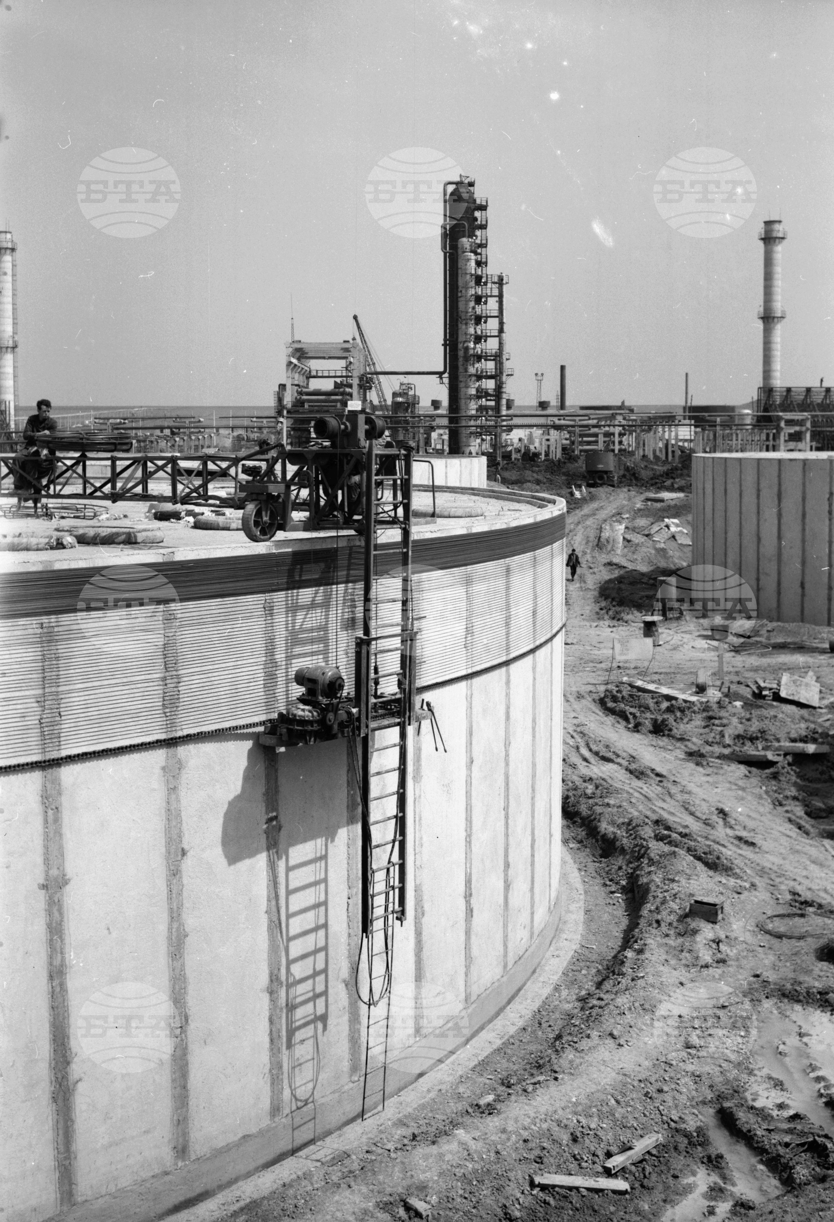 На строежа на нефтопреработвателния завод край Бургас - част 2