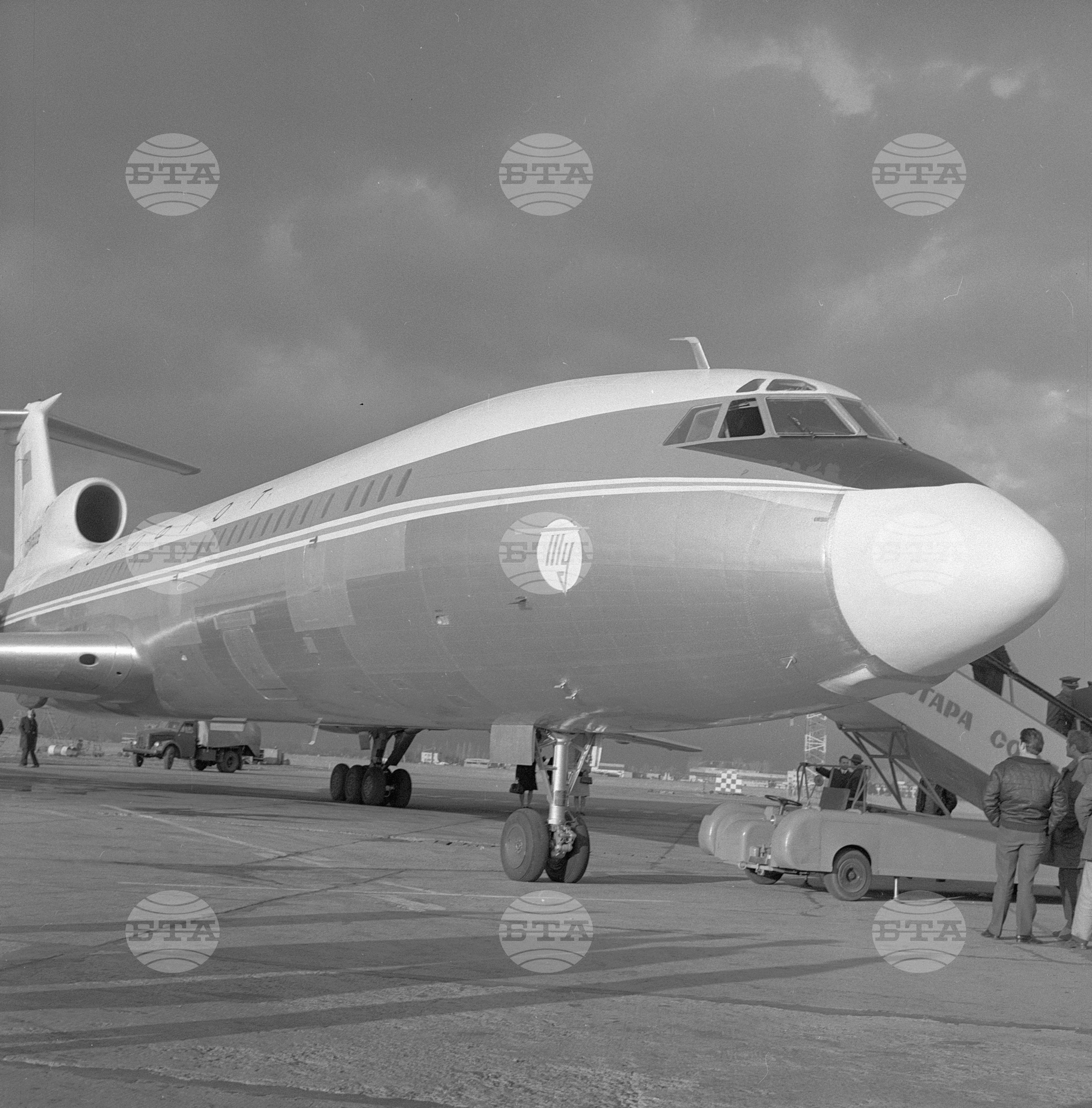 На Софийското летище "стъпи" съветският самолет "ТУ-154"