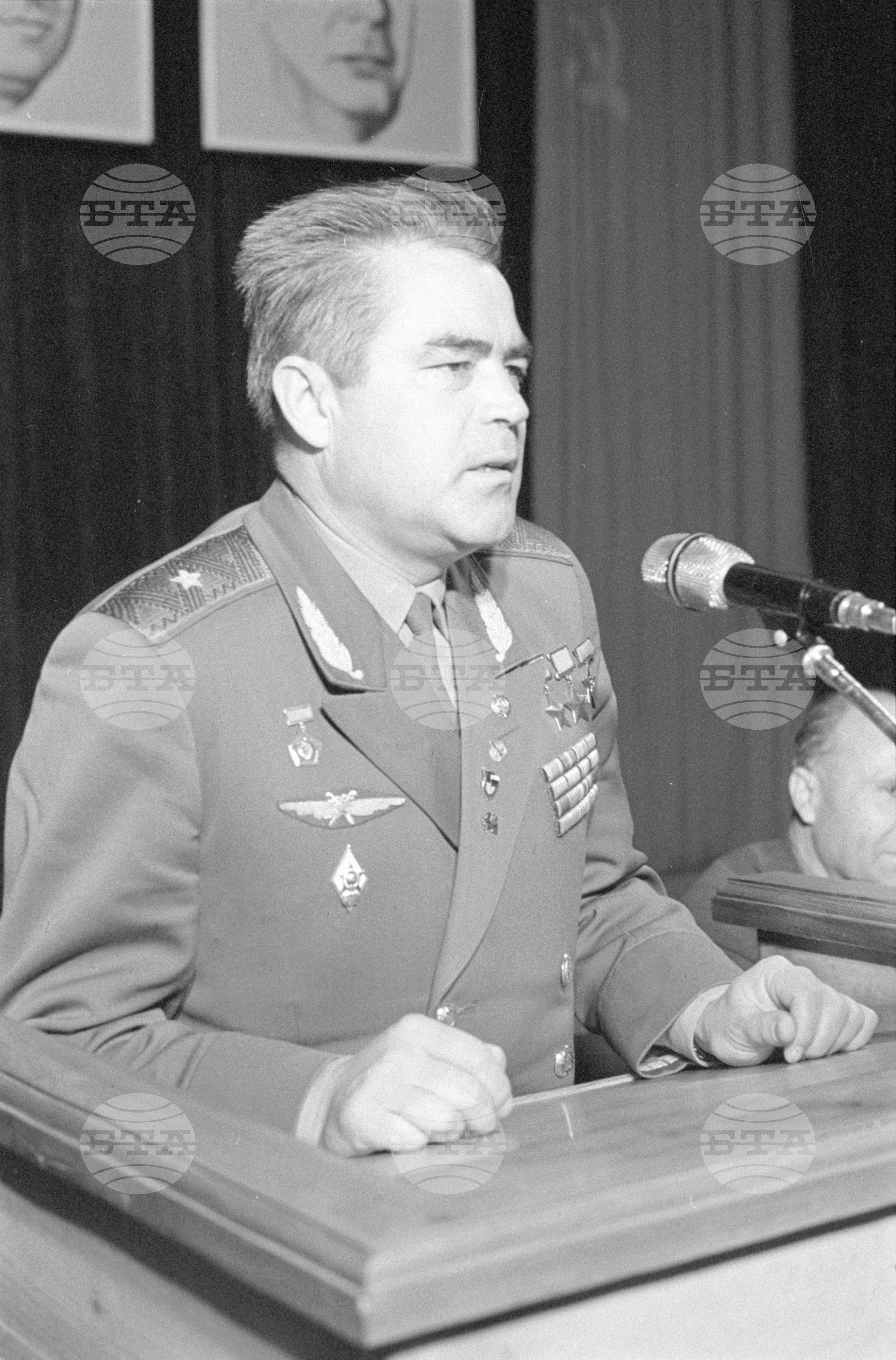 Съпрузите-космонавти от СССР Валентина Терешкова и съпругът ѝ - генерал-майор Адриян Николаев, гостуват в България