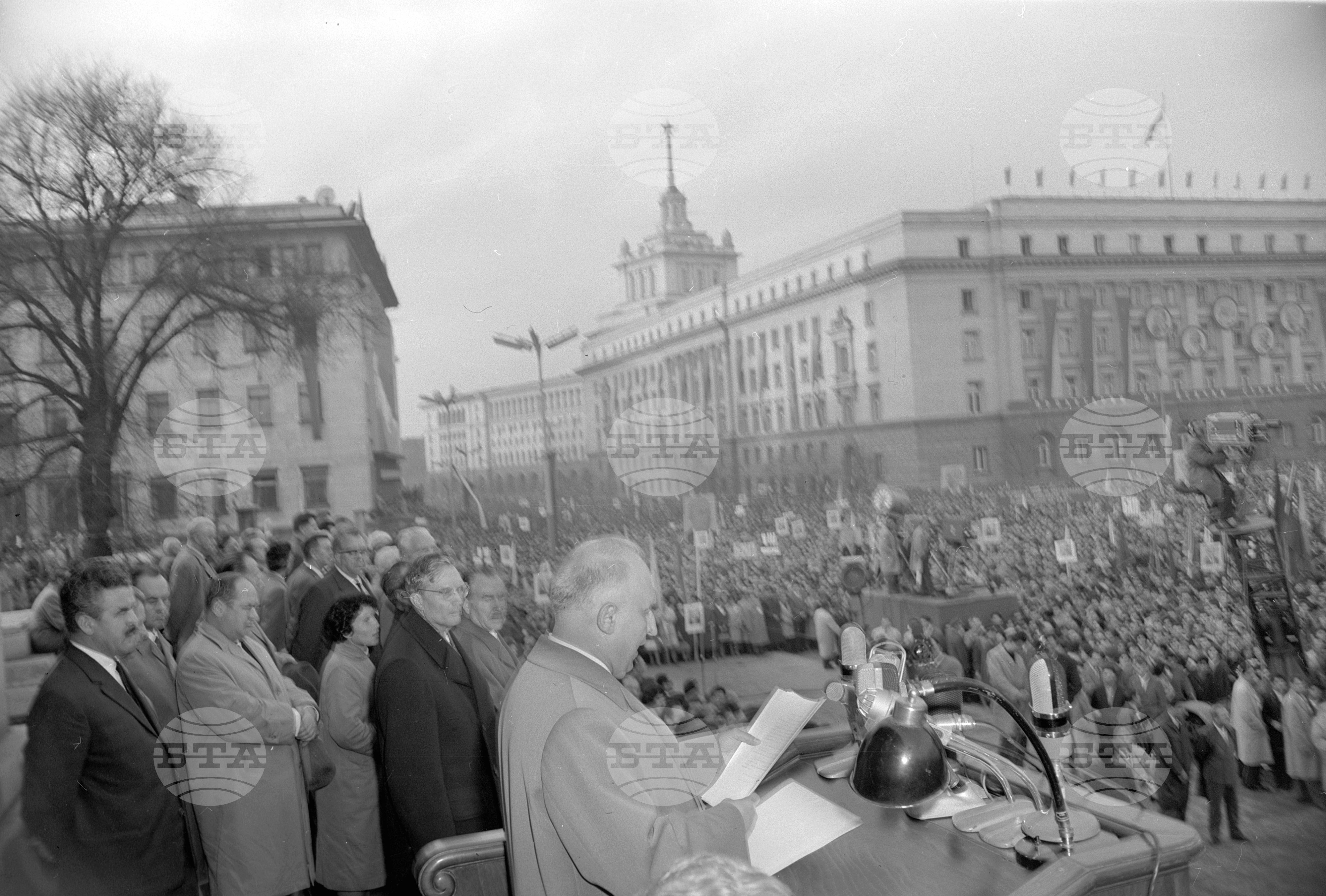 Многохиляден митинг в столицата по случай завършването на Осмия Конгрес на Българската комунистическа партия