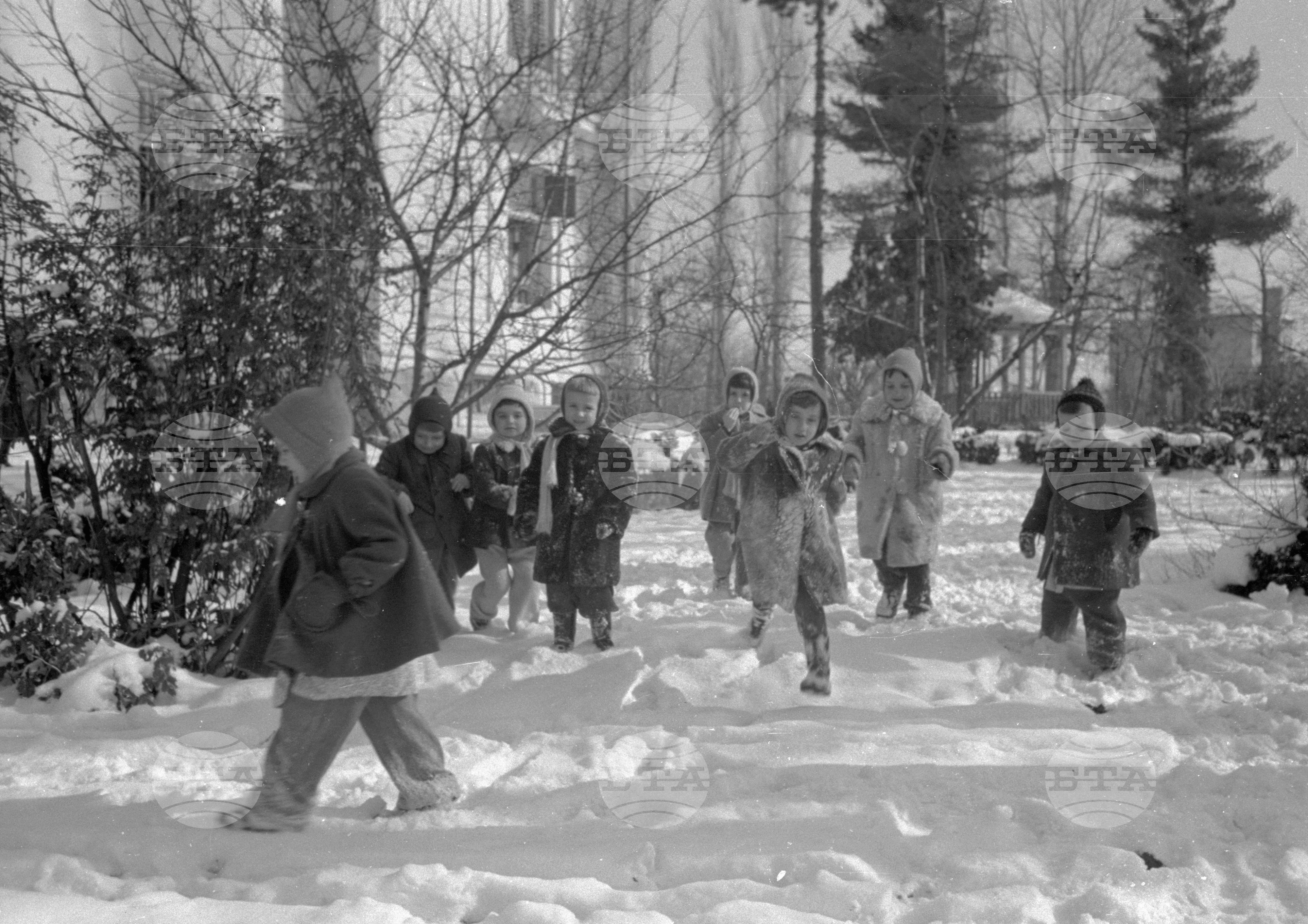 Зимни снимки в седмичната детска градина за деца на служители на МНО (Министерство на народната отбрана)