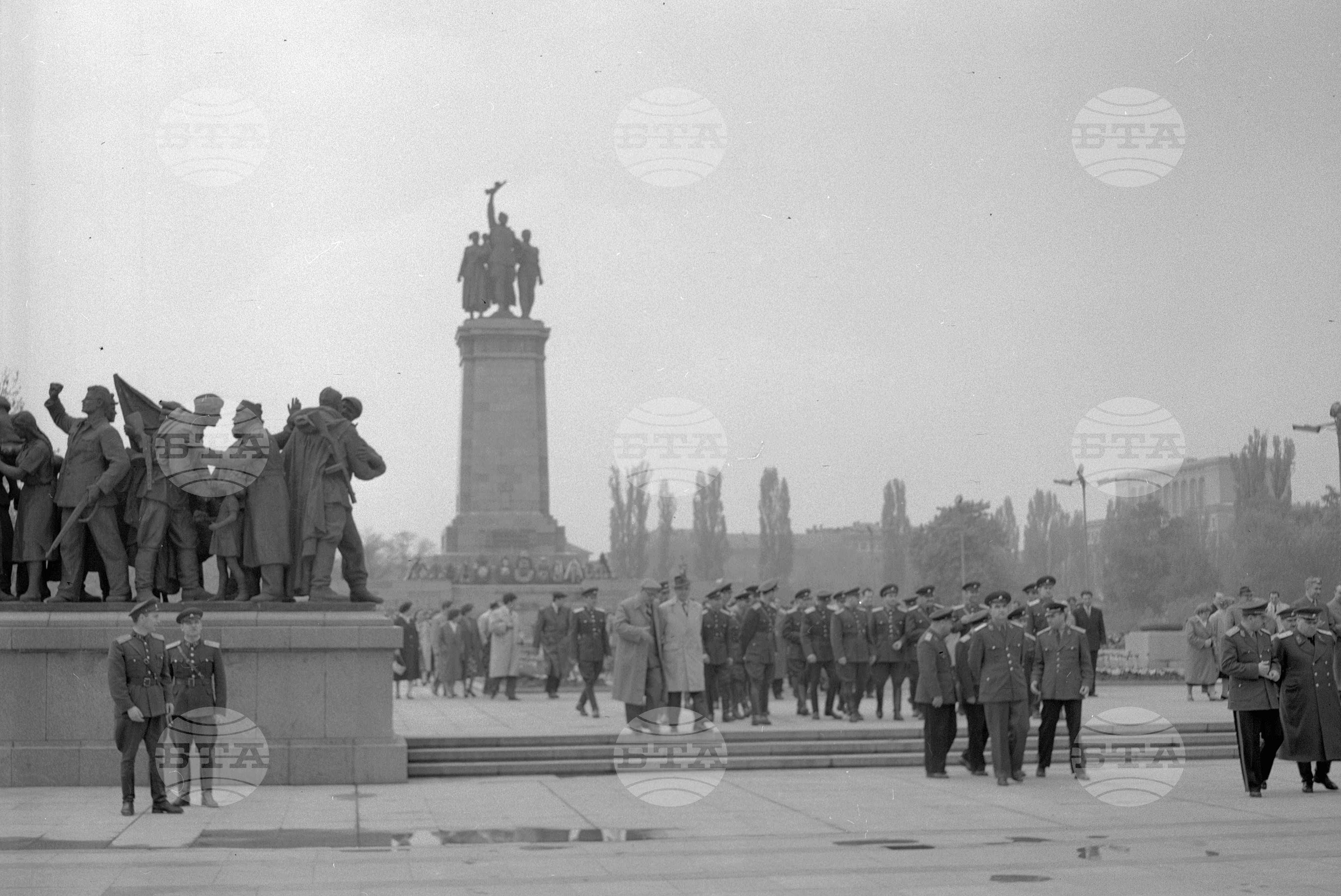 Венци пред паметника на Съветската армия, София