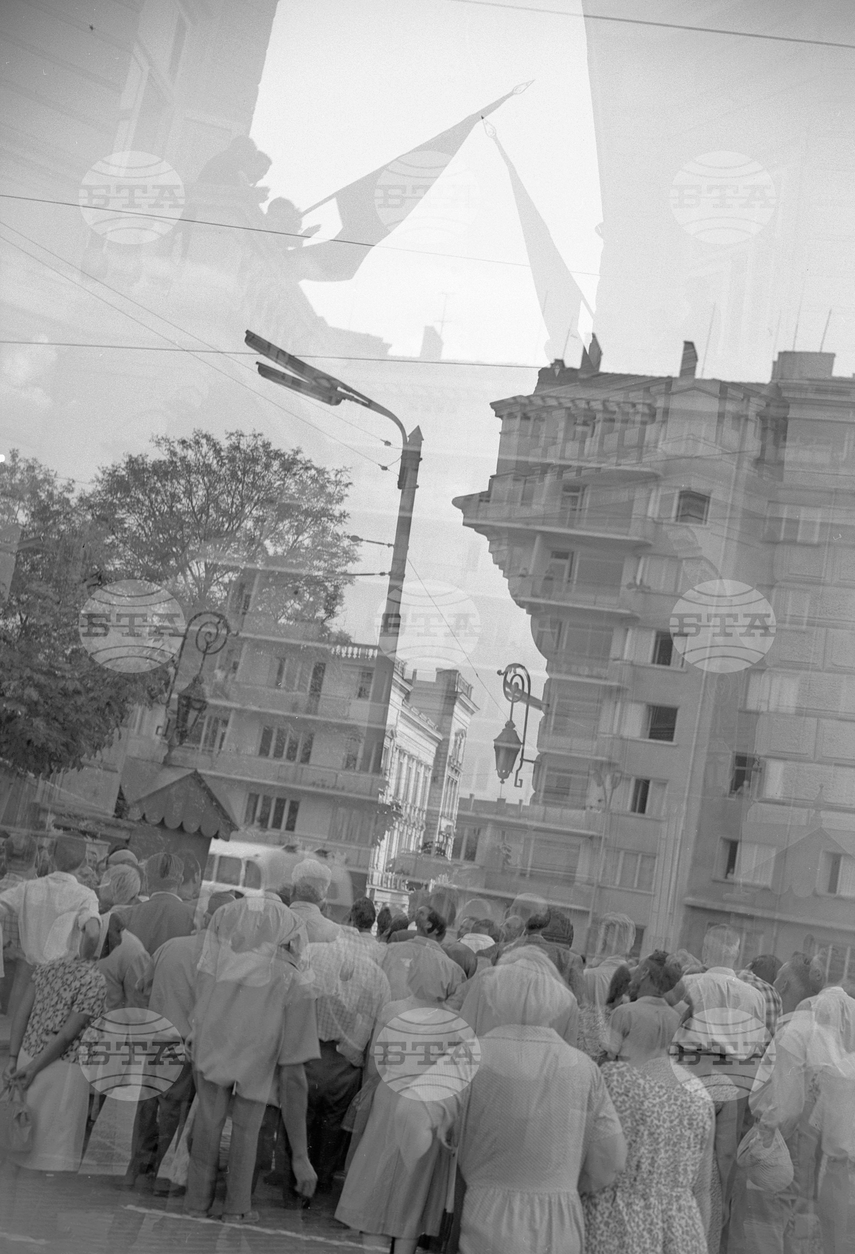 Софийските трудещи се предават поздравленията и изказват възхищението си от епохалния героизъм на съветските космонавти в посолството на СССР