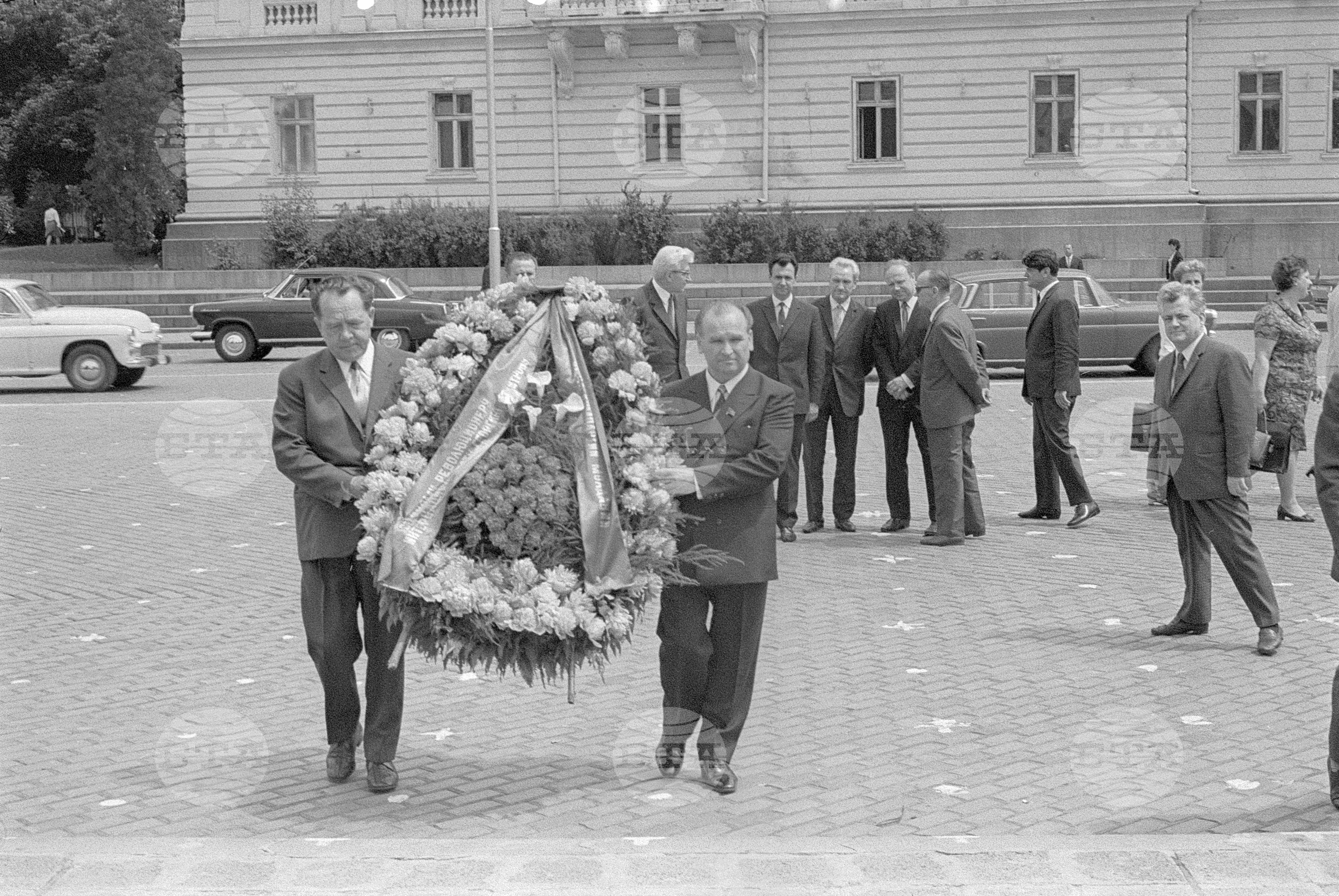 Полагане венци от секретаря на Молдавската ССР (Съюз на съветските социалистически републики)