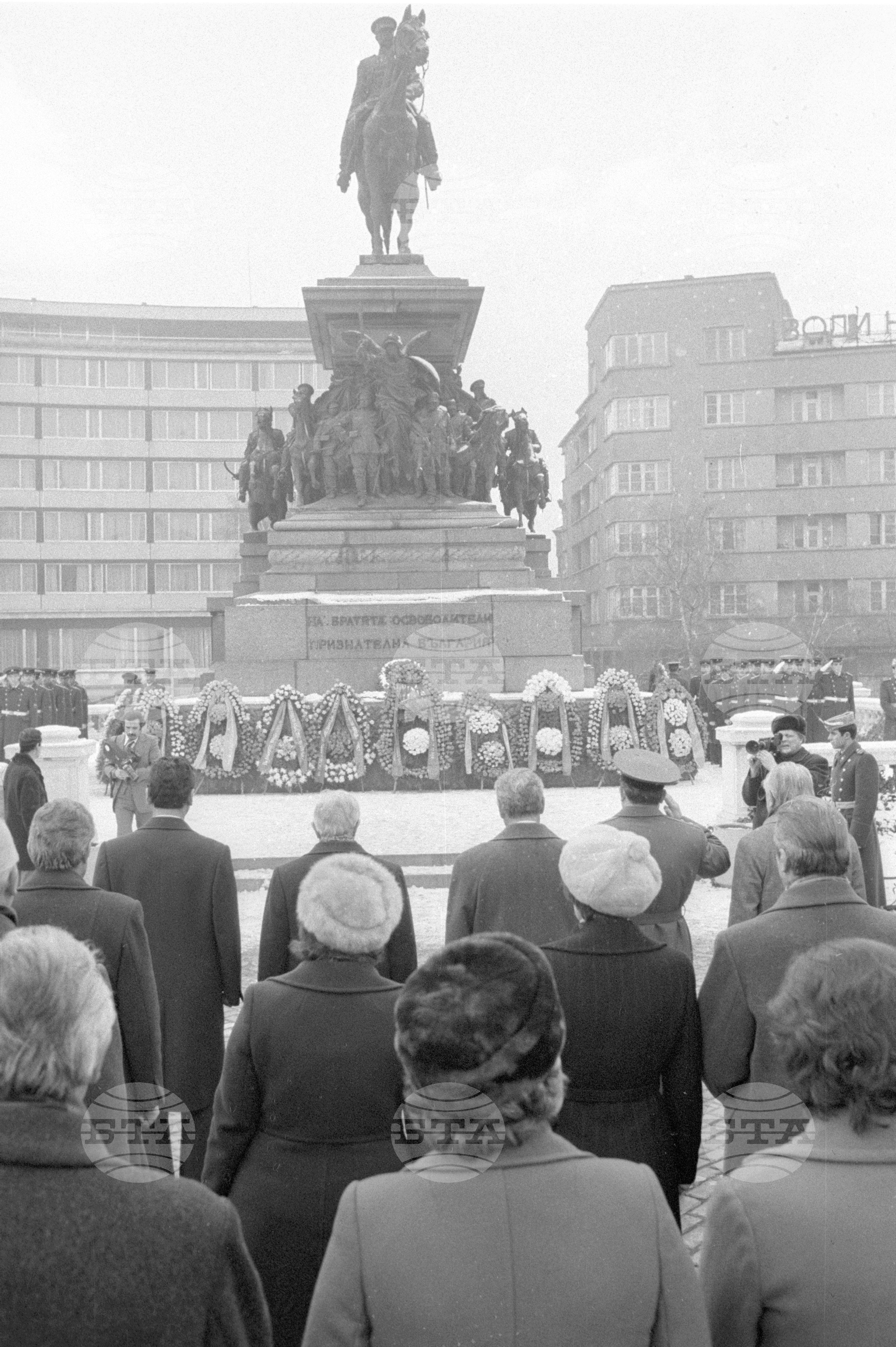 100 години от Освобождението на София - венци пред Паметника на освободителите